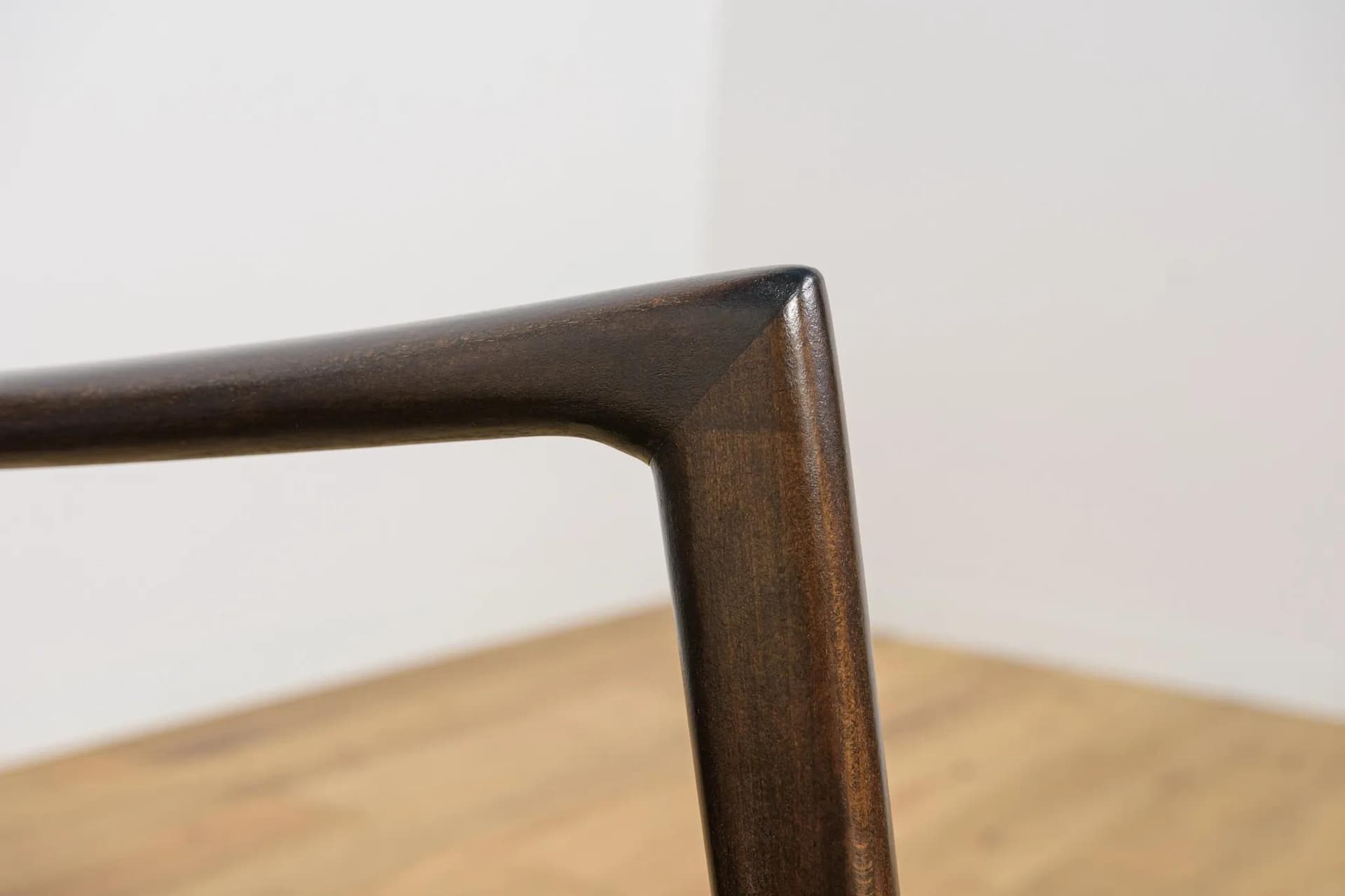 Fotel 300-139, buk ciemnobrązowy, skóra czarna, Swarzędzka Fabryka Mebli, Polska, lata 60. - 70853