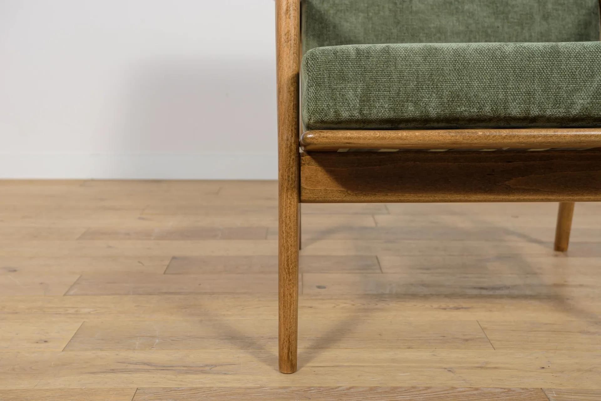 Para foteli 300-139, buk orzech, tkanina zielona, Swarzędzka Fabryka Mebli, Polska, lata 60. - 70839