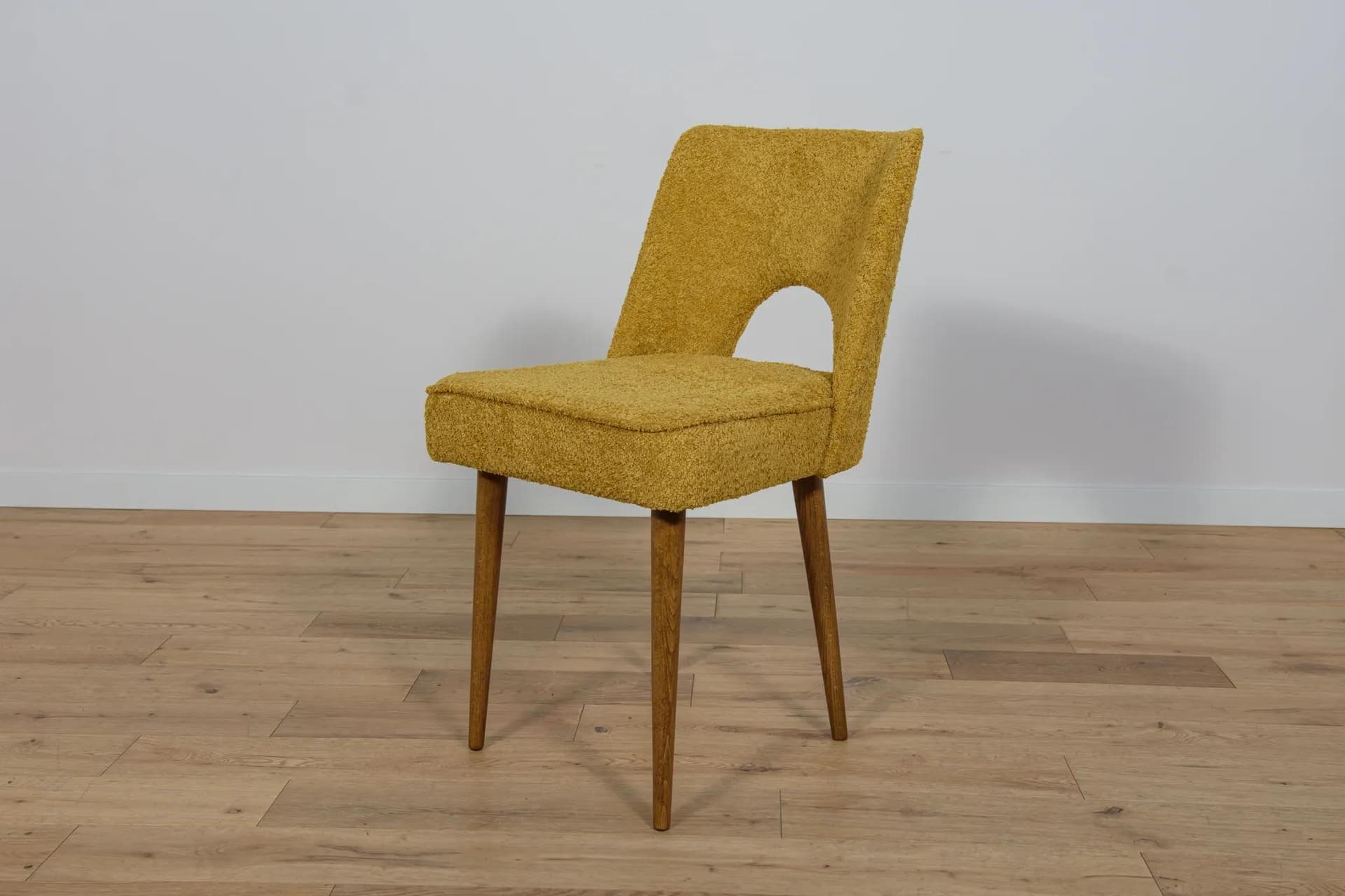 Komplet sześciu krzeseł Muszelka, boucle żółty, drewno dąb, Bydgoska Fabryka Mebli, Polska, lata 60. - 70776