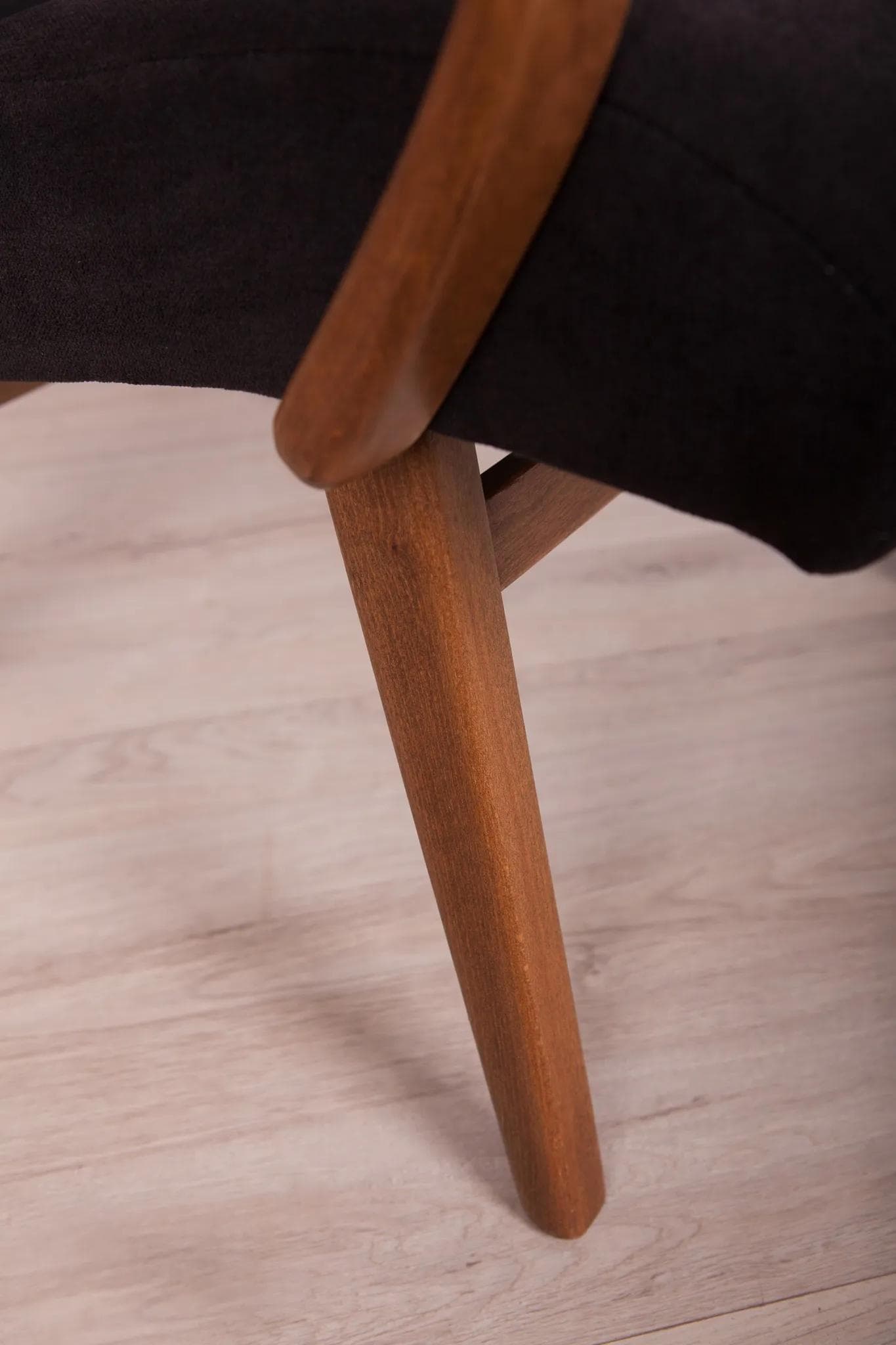 Fotel Model 53, velvet czarny, buk, proj. J. Šmidek, TON, Czechosłowacja, lata 60. - 70734