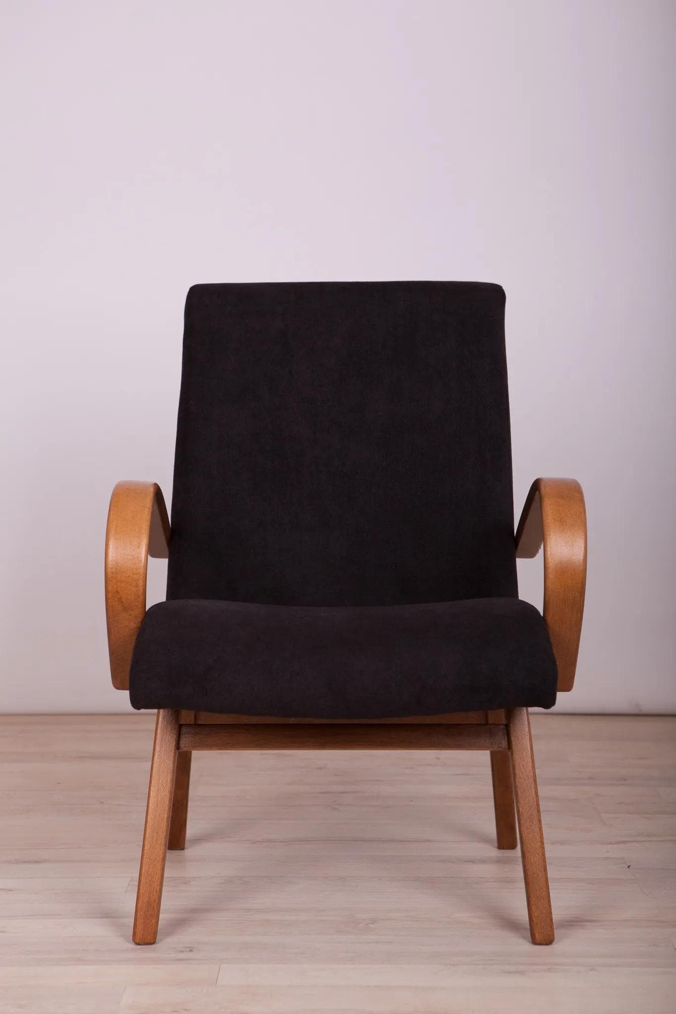Fotel Model 53, velvet czarny, buk, proj. J. Šmidek, TON, Czechosłowacja, lata 60. - 70730