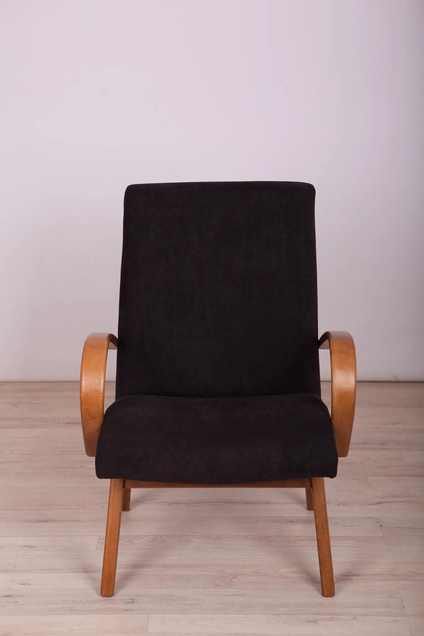 Fotel Model 53, velvet czarny, buk, proj. J. Šmidek, TON, Czechosłowacja, lata 60. - 70733