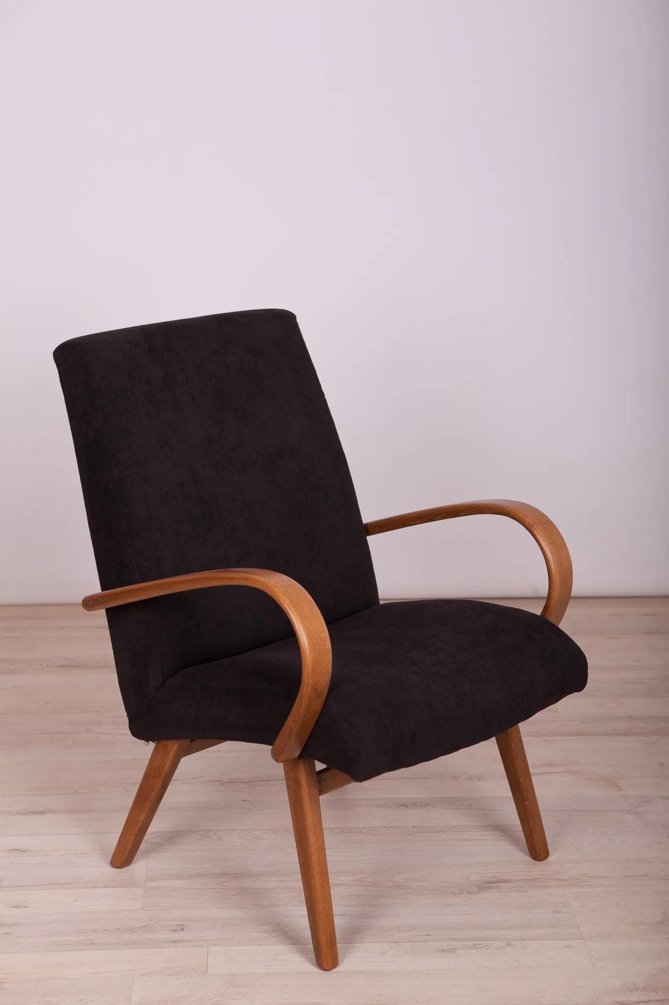 Fotel Model 53, velvet czarny, buk, proj. J. Šmidek, TON, Czechosłowacja, lata 60. - 70727