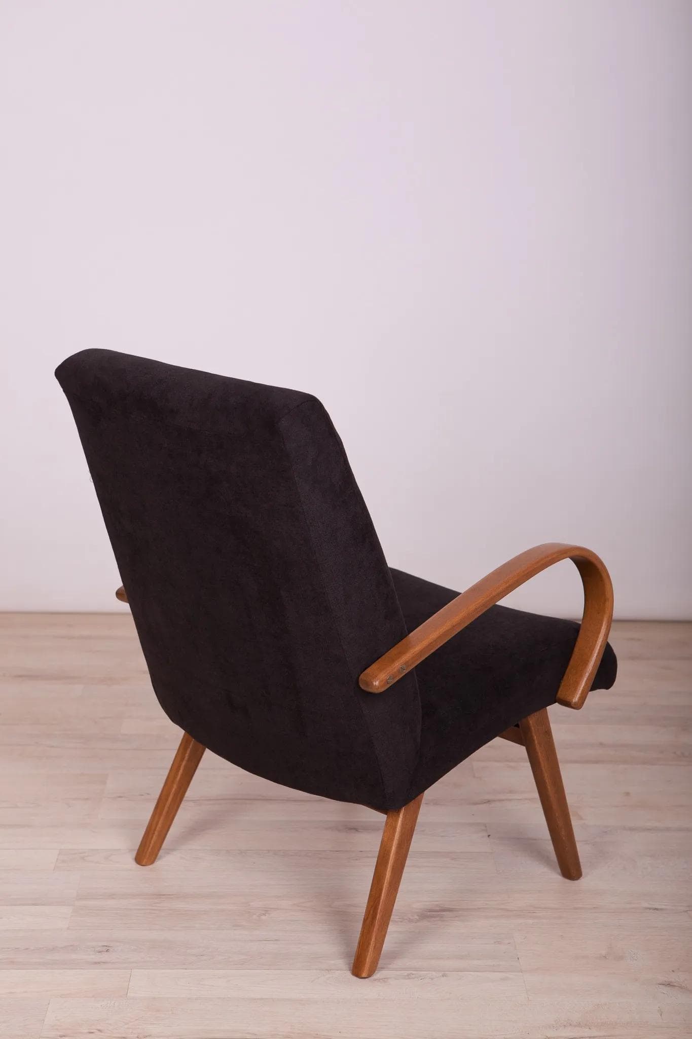 Fotel Model 53, velvet czarny, buk, proj. J. Šmidek, TON, Czechosłowacja, lata 60. - 70731