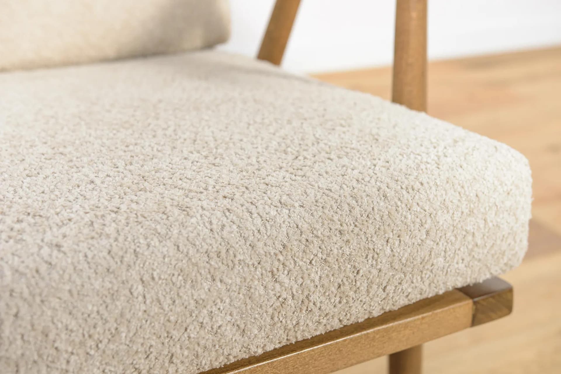 Fotel, buk orzechowy, boucle kremowy, TON, Czechosłowacja, lata 60. - 70614