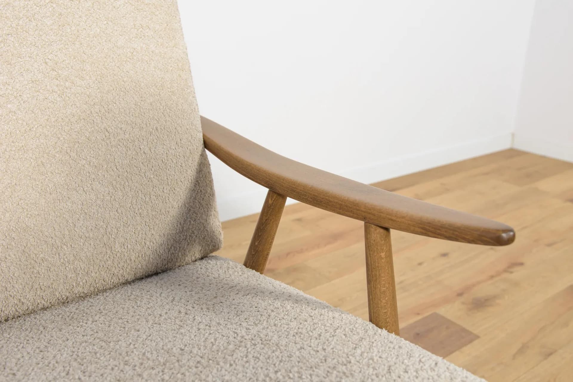 Fotel, buk orzechowy, boucle kremowy, TON, Czechosłowacja, lata 60. - 70615