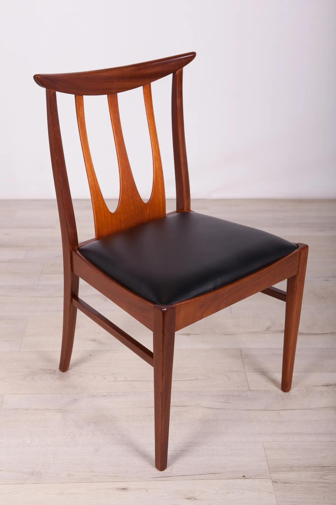 Komplet sześciu krzeseł Brasilia, teak ciemny, skóra czarna, G-Plan, Wielka Brytania, lata 50. - 70494