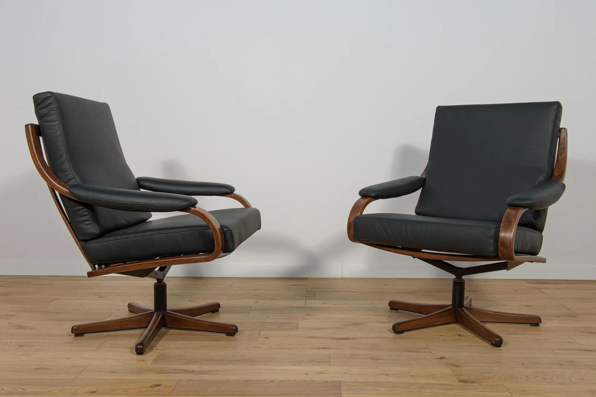 Para foteli gabinetowych, czarna skóra, dąb ciemny, Soda Galvano, Norwegia, lata 60. - 70431