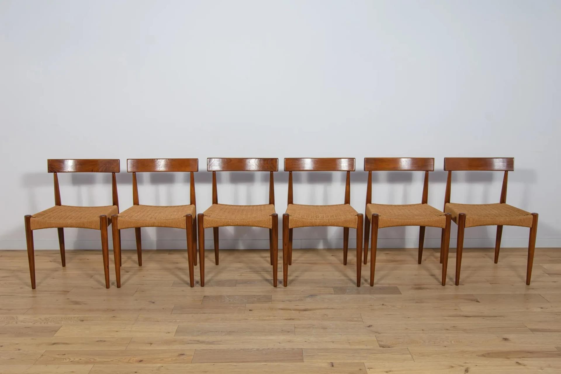 Komplet sześciu krzeseł, teak brązowy, proj. A. Hovmand-Olsen, Dania, lata 60. - 70414