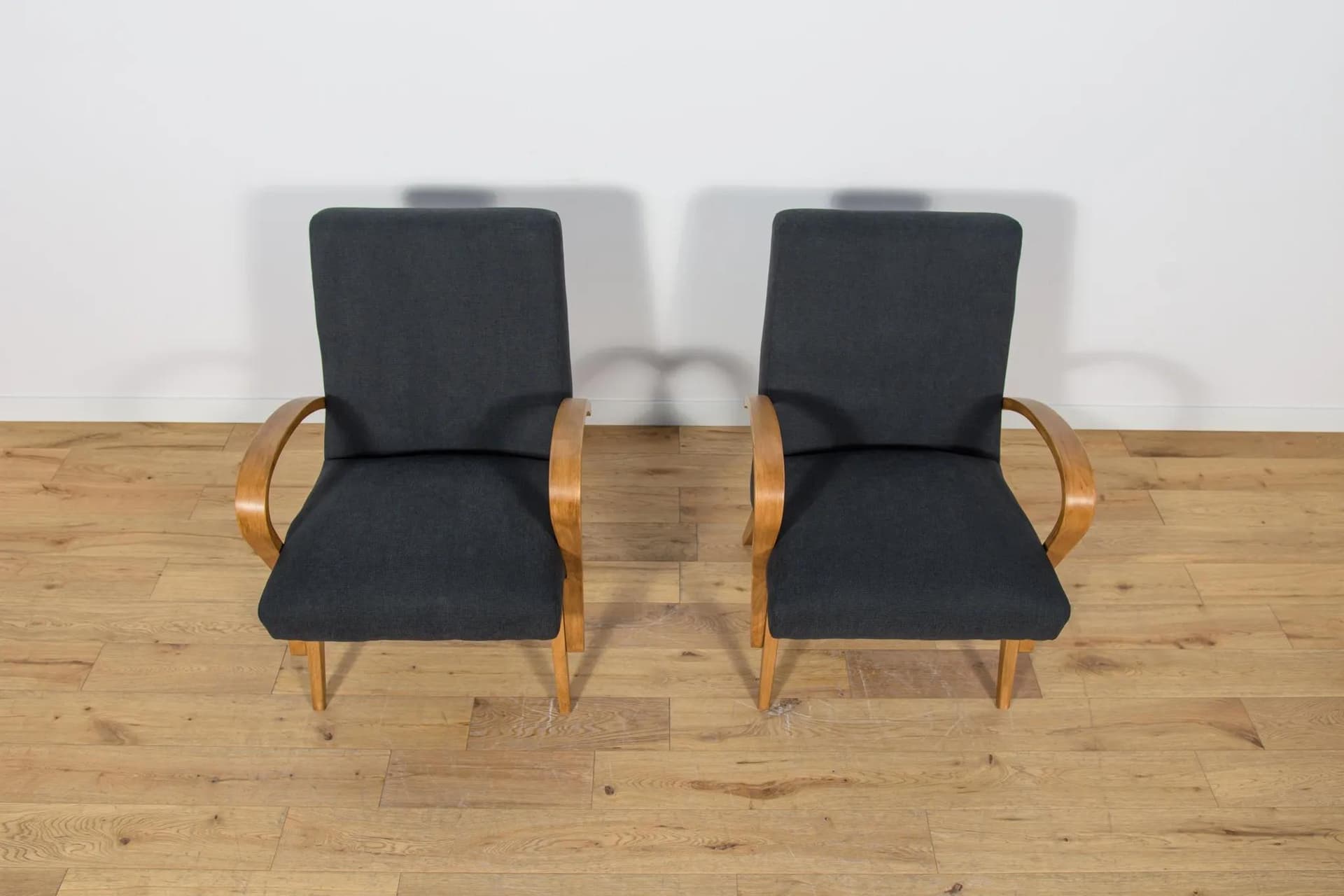 Para foteli, dąb jasny, tkanina czarna, Czechosłowacja, lata 60. - 70401