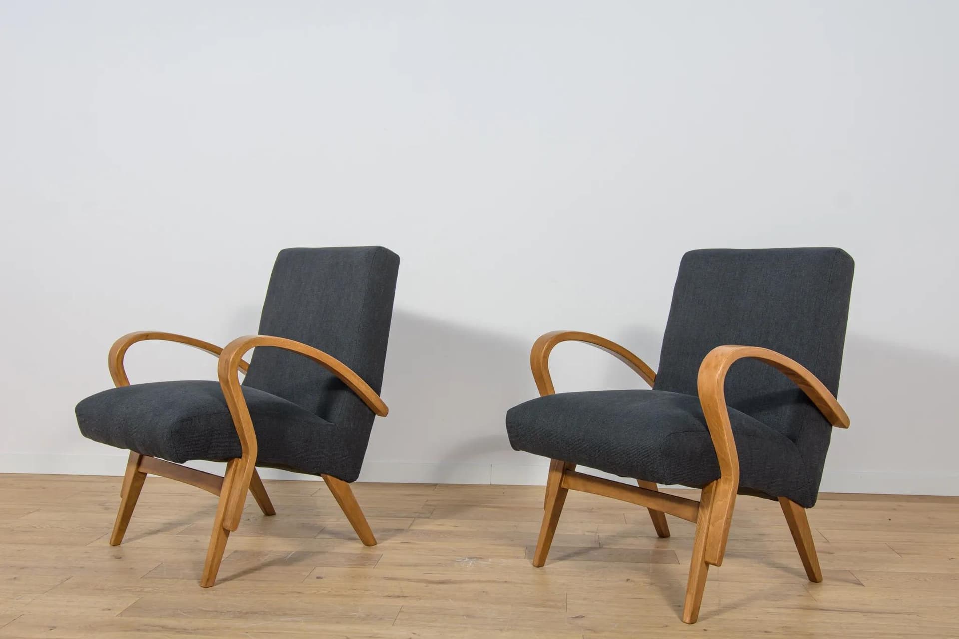 Para foteli, dąb jasny, tkanina czarna, Czechosłowacja, lata 60. - 70399