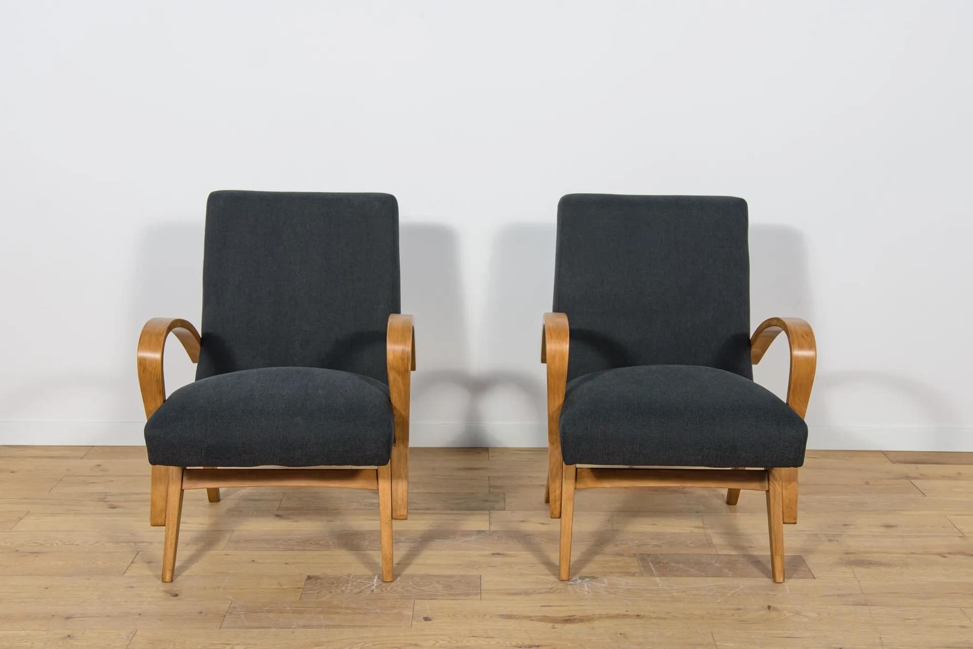 Para foteli, dąb jasny, tkanina czarna, Czechosłowacja, lata 60. - 70404