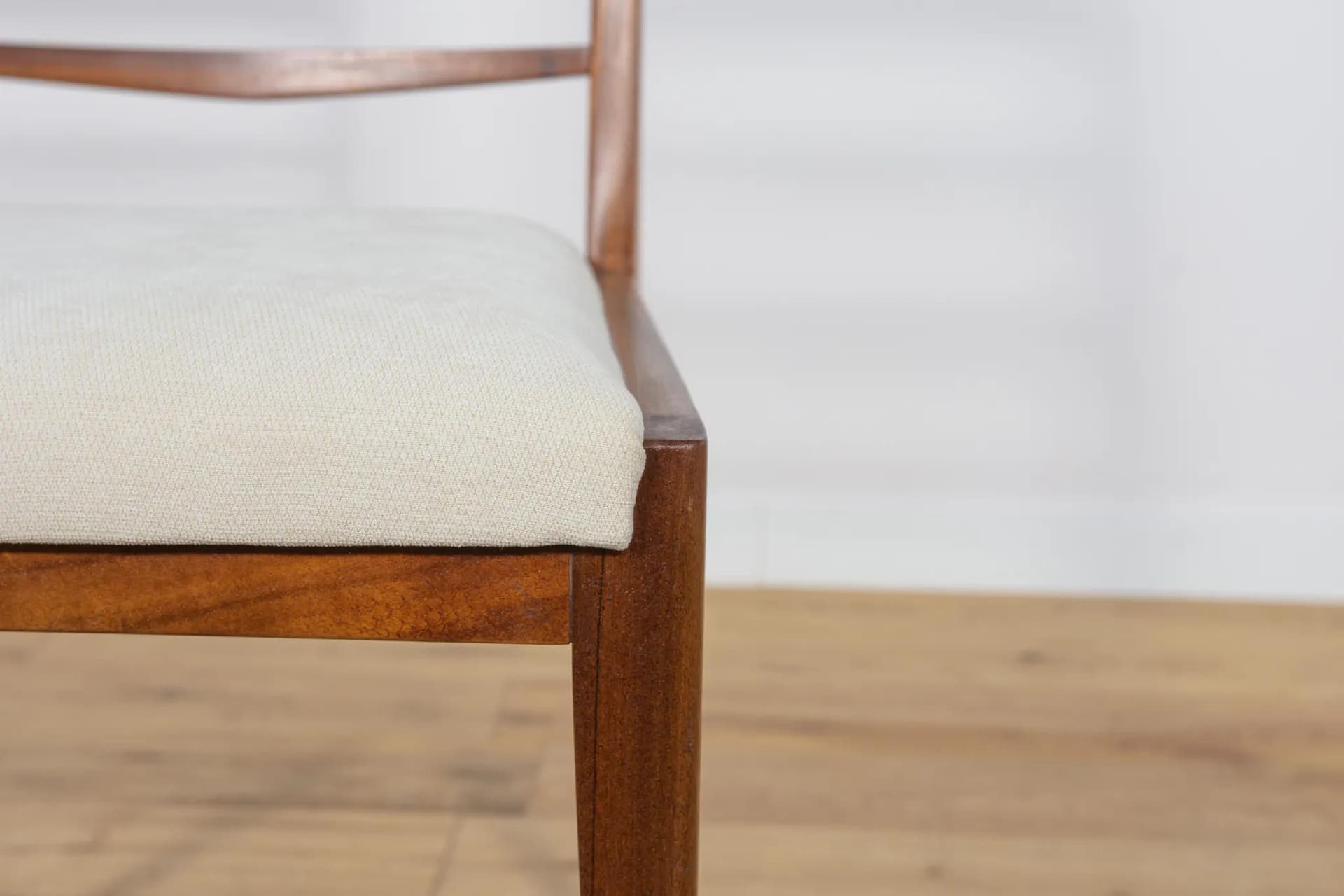 Komplet sześciu krzeseł, teak brązowy, tkanina kremowa, McIntosh, Wielka Brytania, lata 60. - 70395