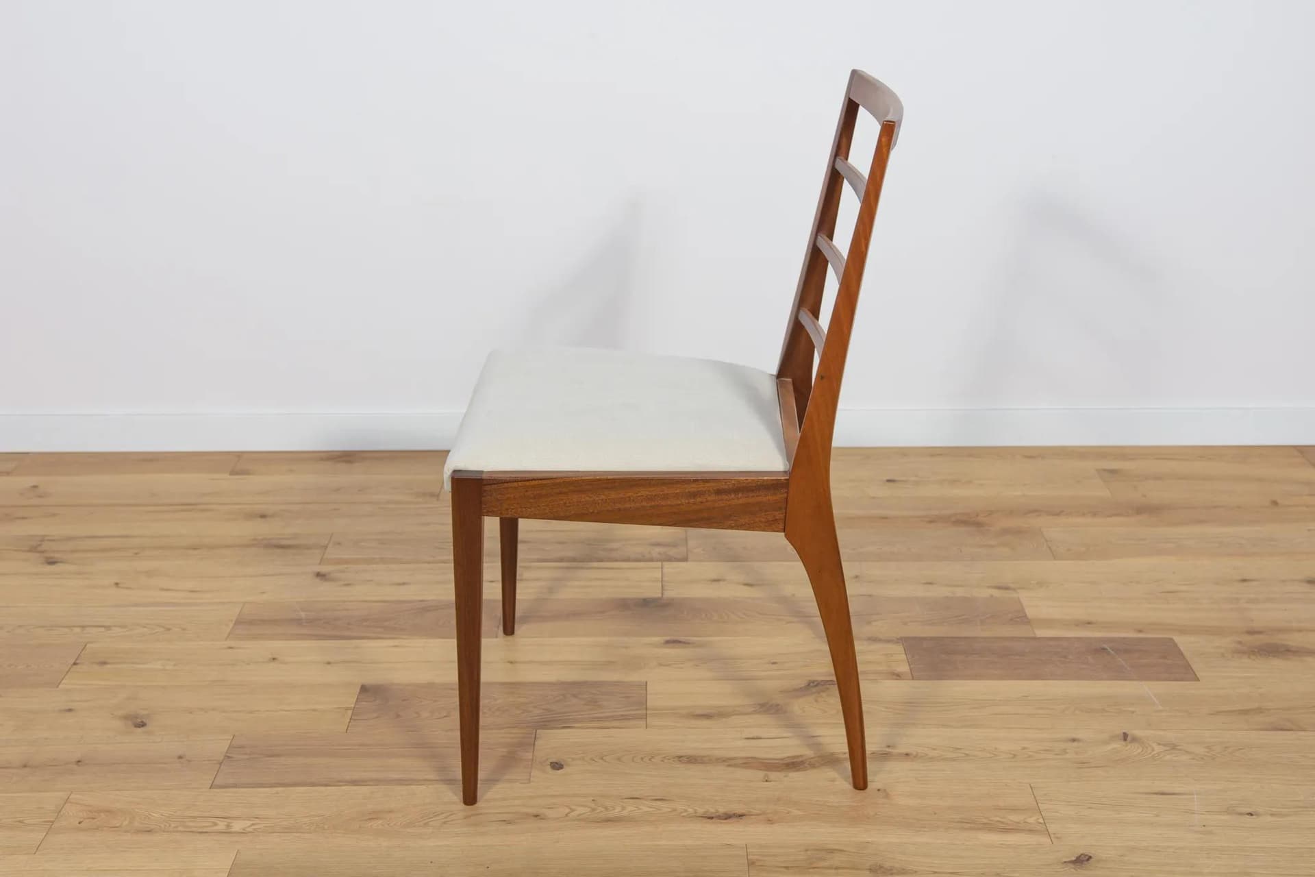 Komplet sześciu krzeseł, teak brązowy, tkanina kremowa, McIntosh, Wielka Brytania, lata 60. - 70390