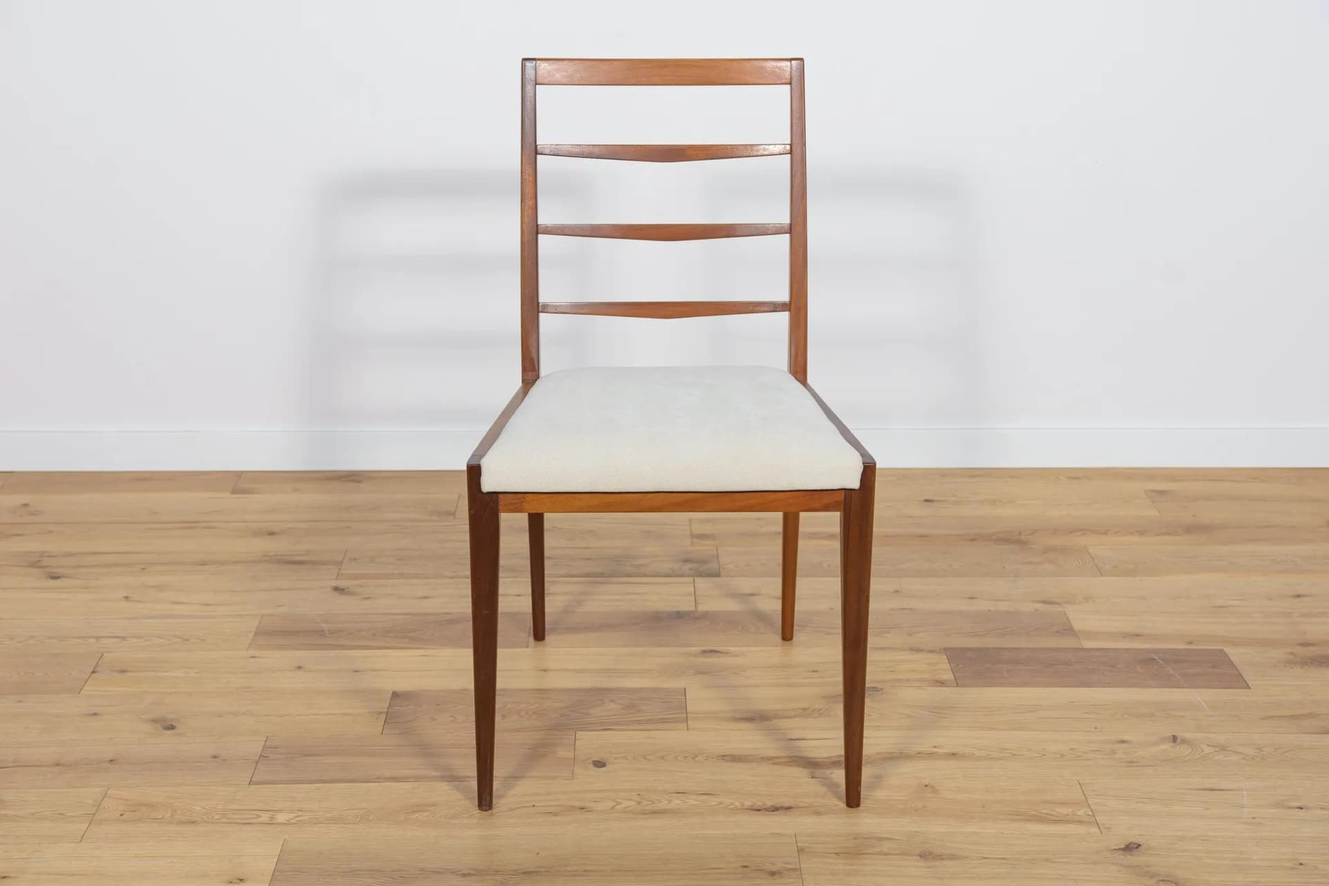 Komplet sześciu krzeseł, teak brązowy, tkanina kremowa, McIntosh, Wielka Brytania, lata 60. - 70394