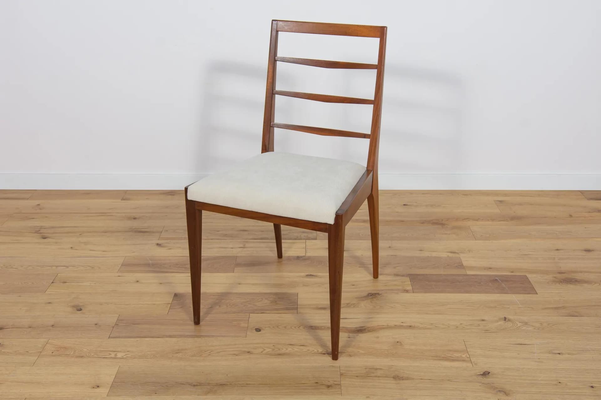 Komplet sześciu krzeseł, teak brązowy, tkanina kremowa, McIntosh, Wielka Brytania, lata 60. - 70392