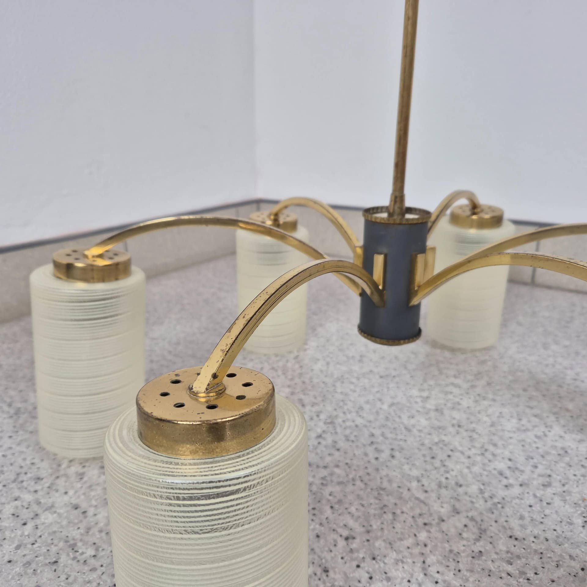 Żyrandol Rockabilly, mosiądz, szkło kremowy, Niemcy, lata 50. - 73127