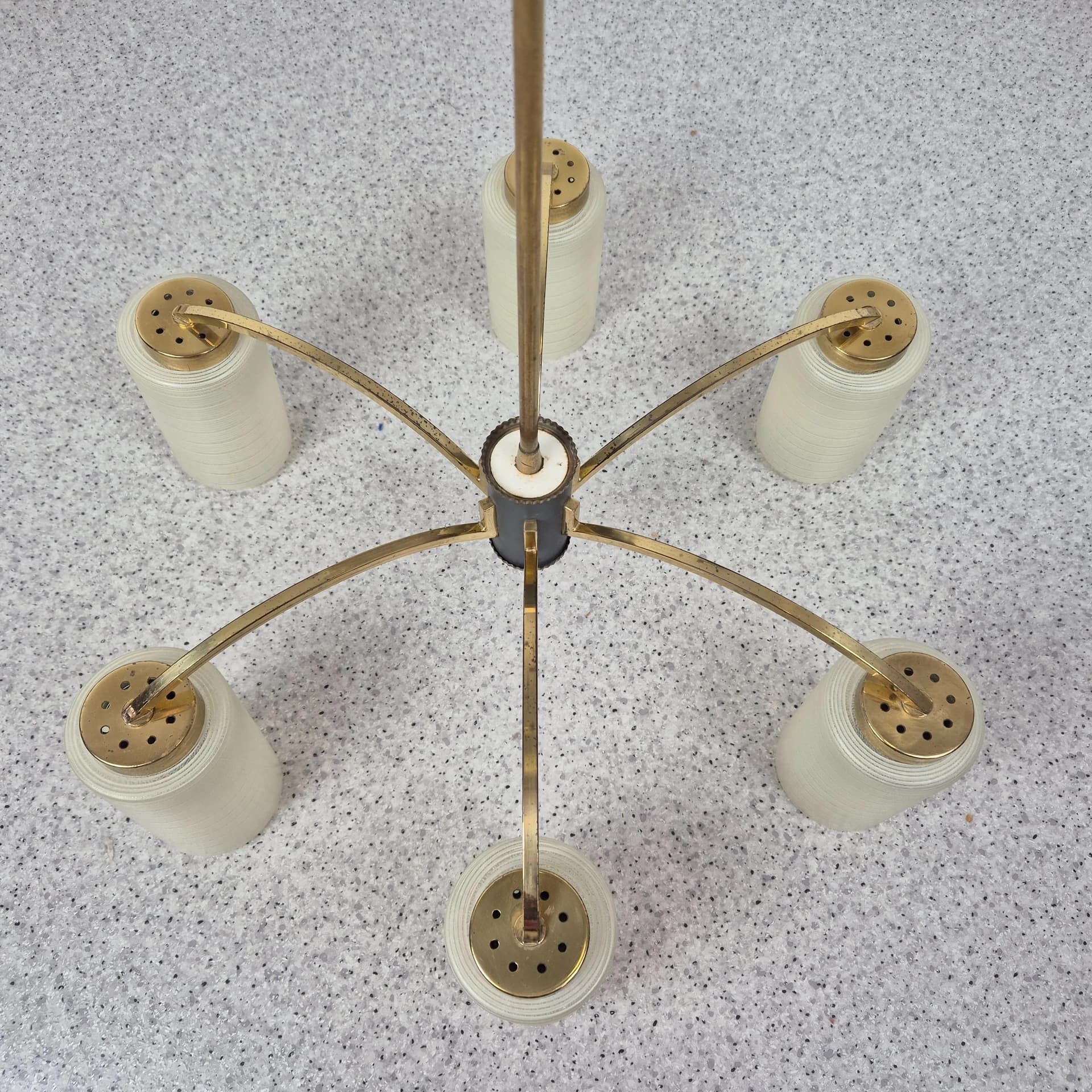 Żyrandol Rockabilly, mosiądz, szkło kremowy, Niemcy, lata 50. - 73124