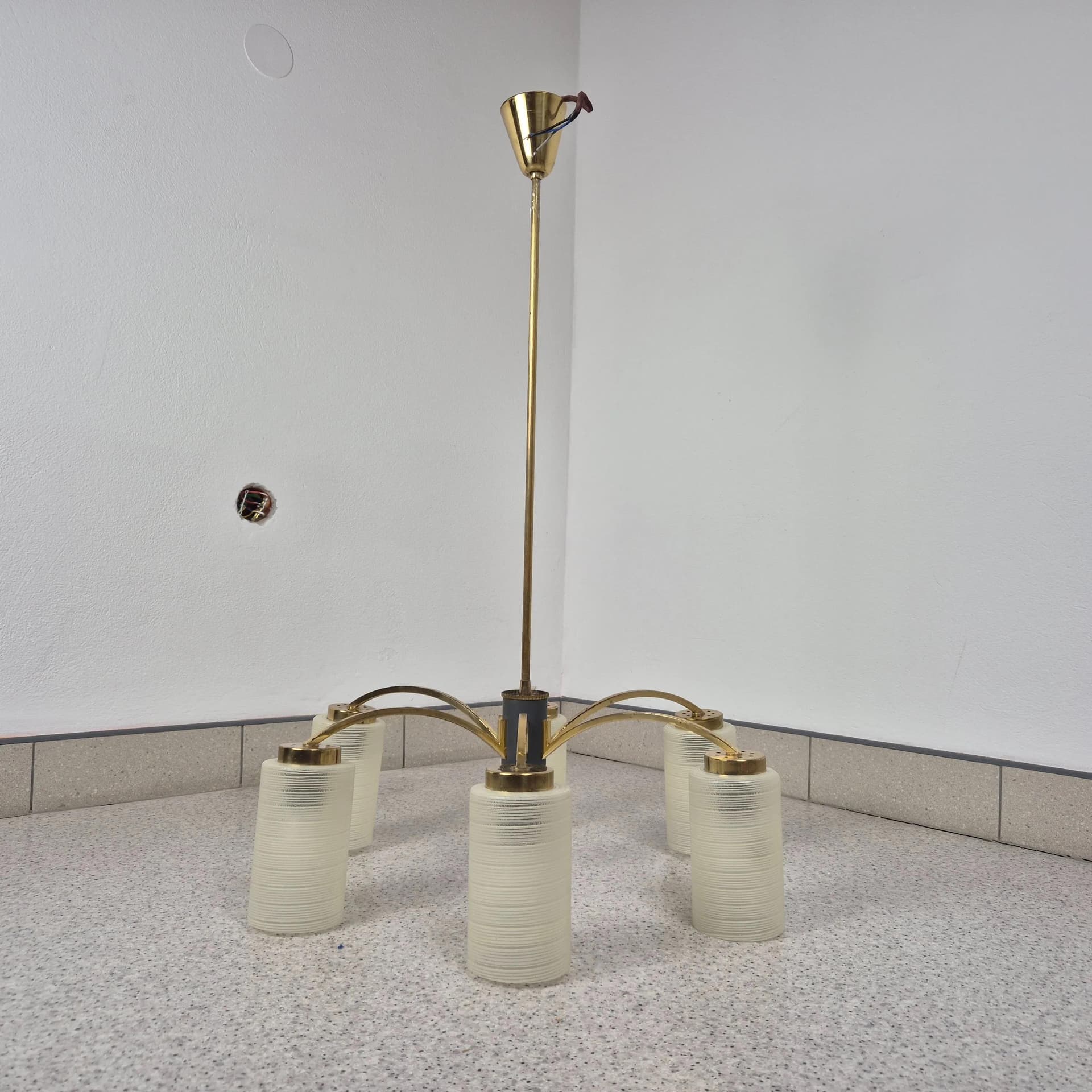 Żyrandol Rockabilly, mosiądz, szkło kremowy, Niemcy, lata 50. - 73130