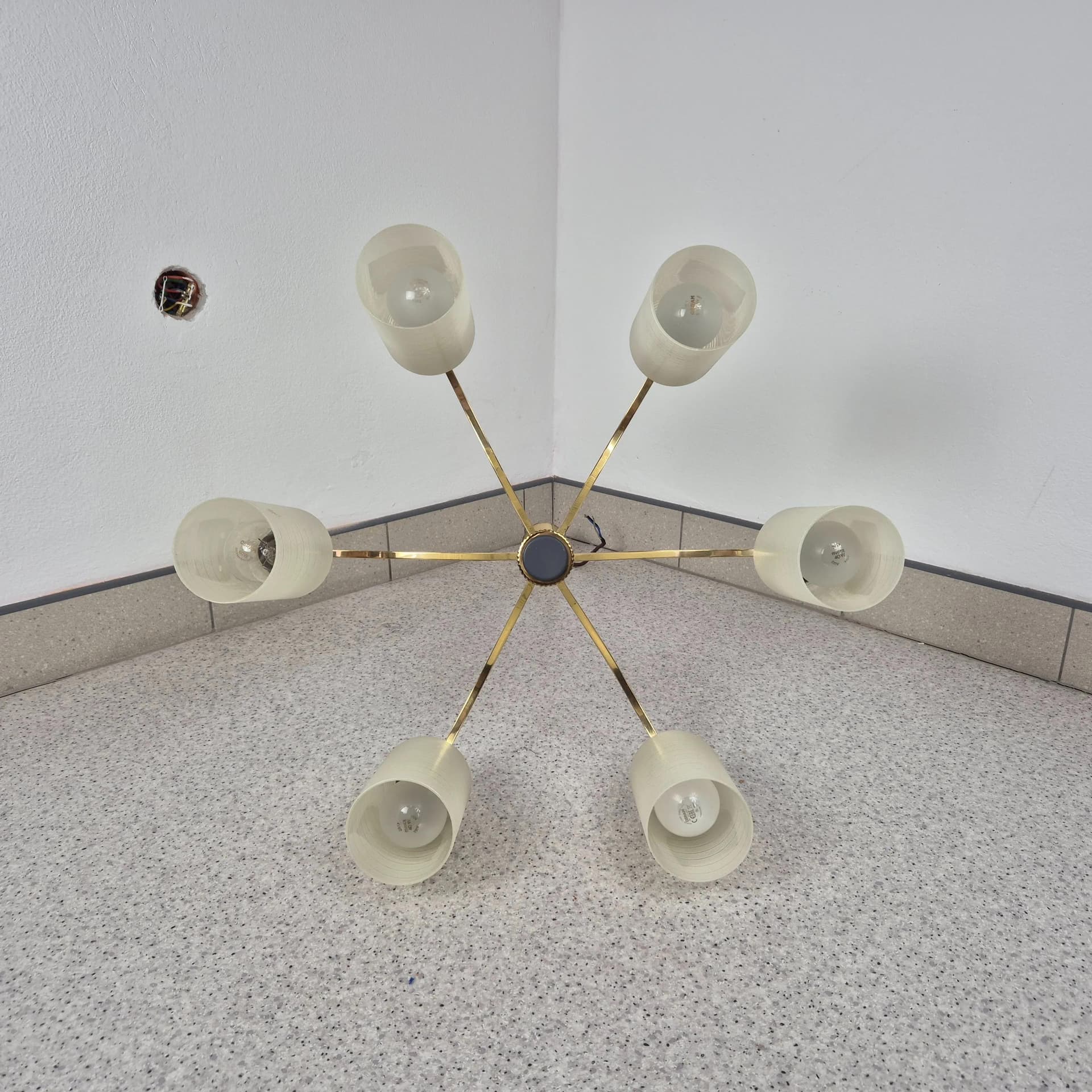 Żyrandol Rockabilly, mosiądz, szkło kremowy, Niemcy, lata 50. - 73125