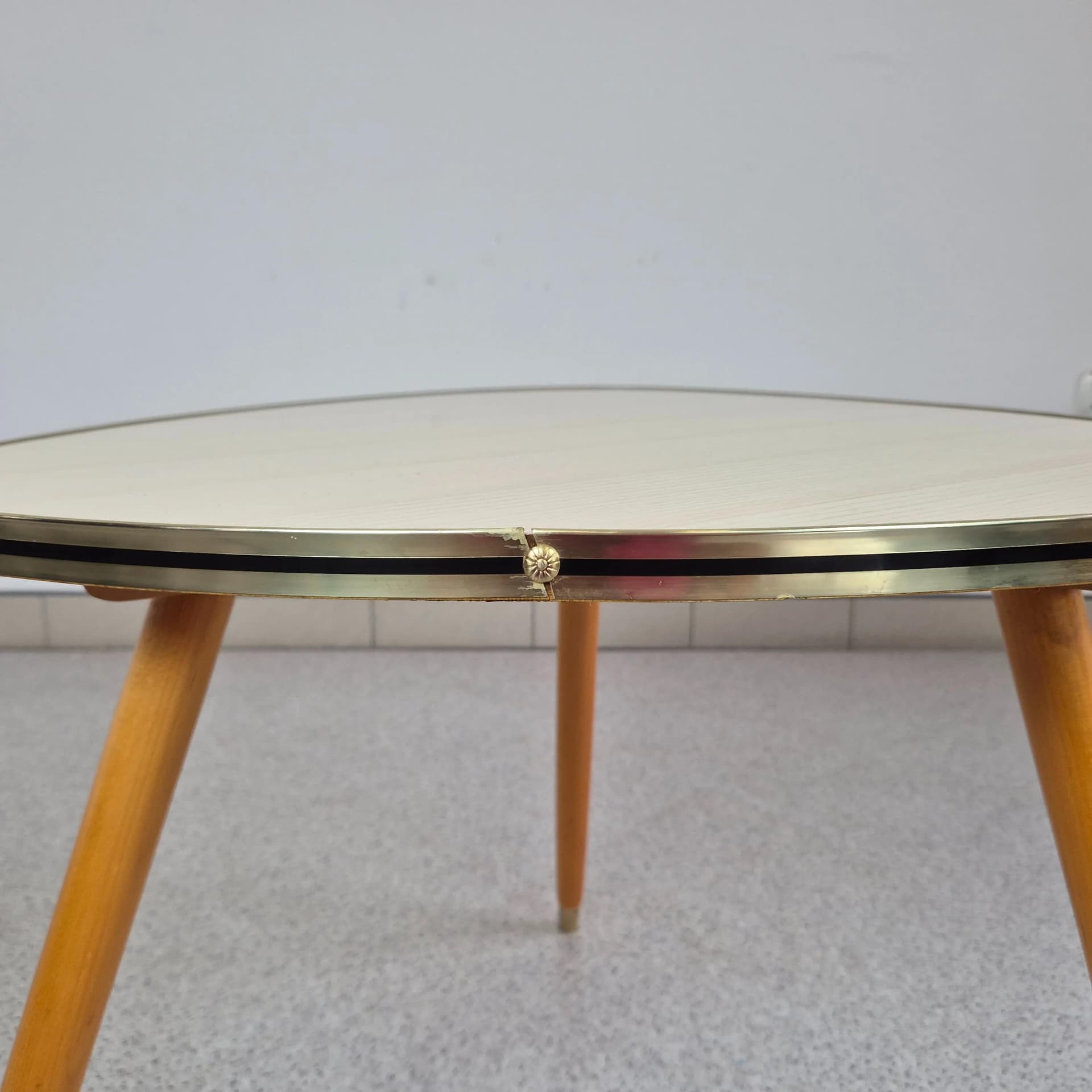 Stolik kawowy tripod, beżowy, buk, Niemcy, lata 60. - 73116