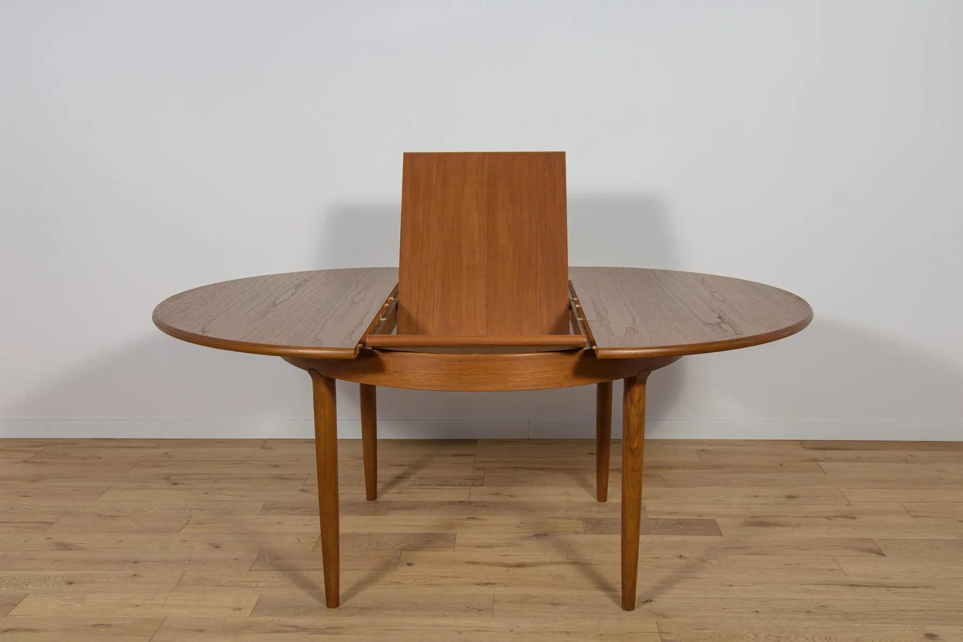 Round Extendable Table, brown teak, United Kingdom, 1960s. - 70296