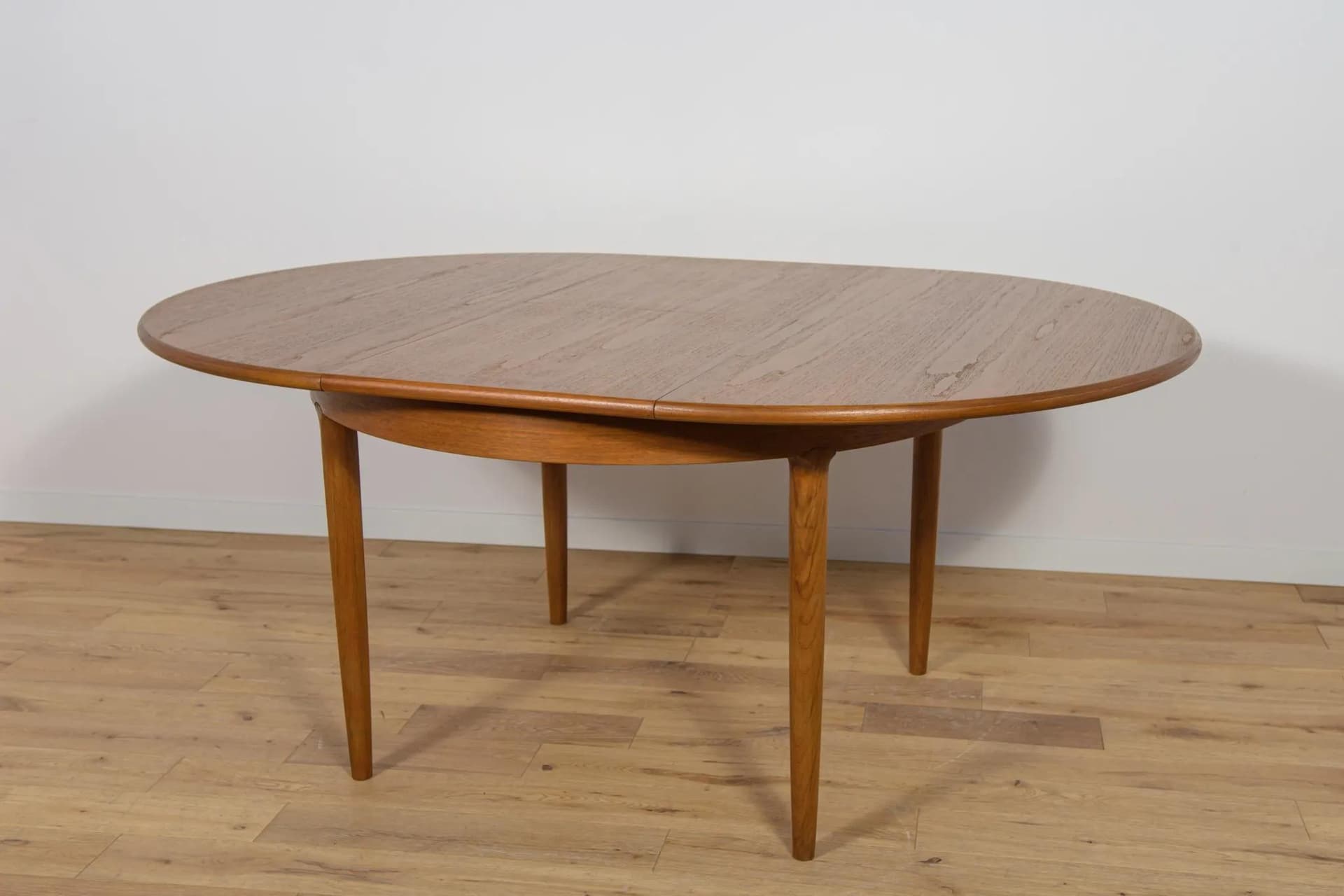 Round Extendable Table, brown teak, United Kingdom, 1960s. - 70298