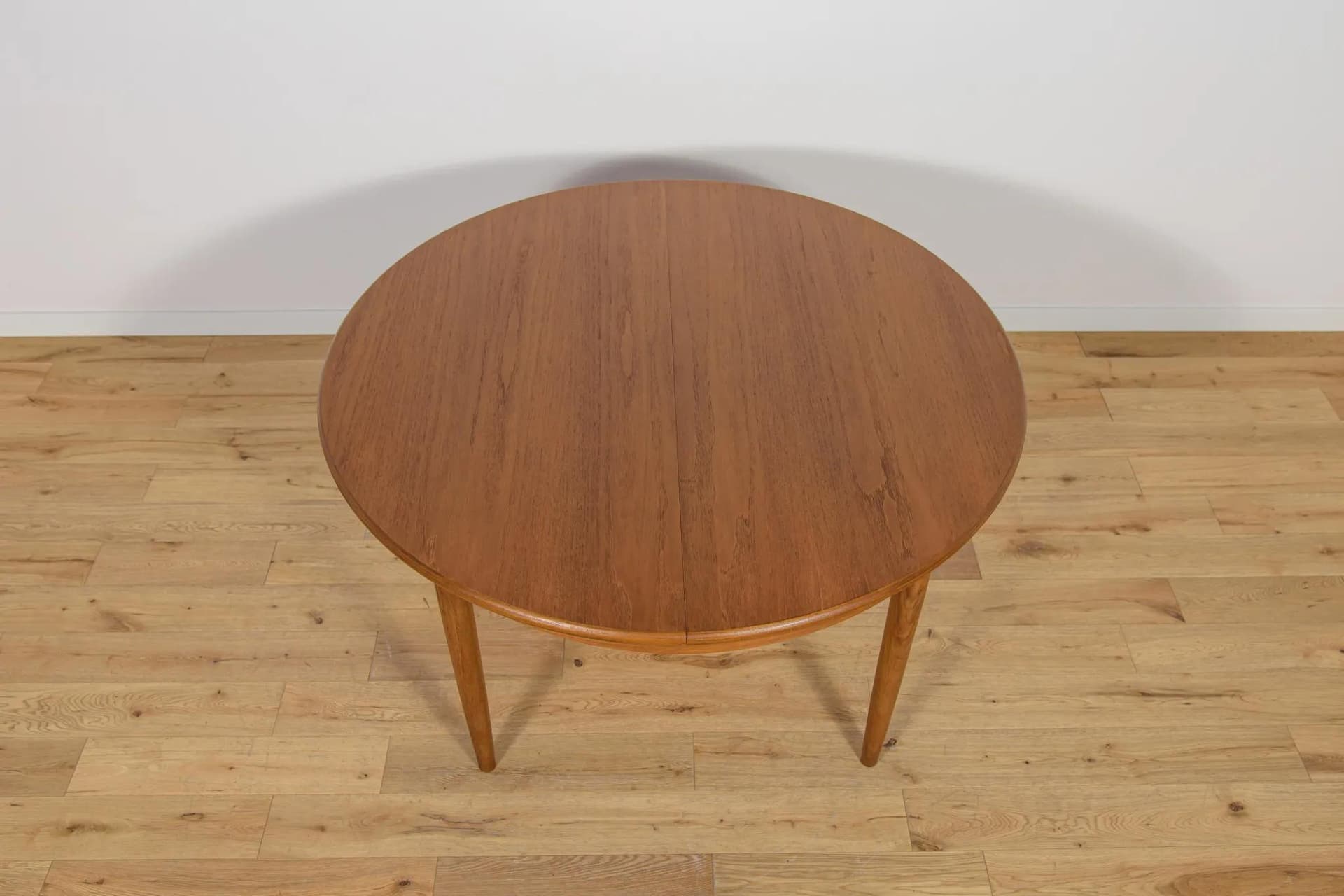 Round Extendable Table, brown teak, United Kingdom, 1960s. - 70302