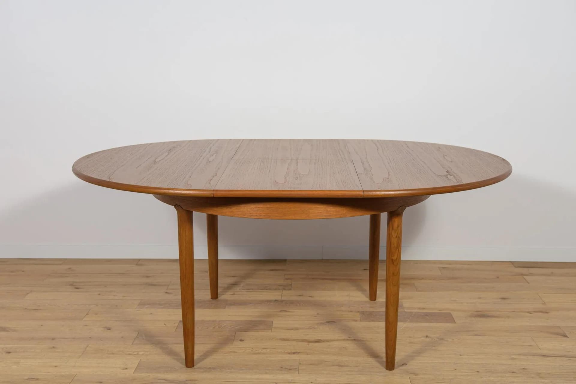 Round Extendable Table, brown teak, United Kingdom, 1960s. - 70299