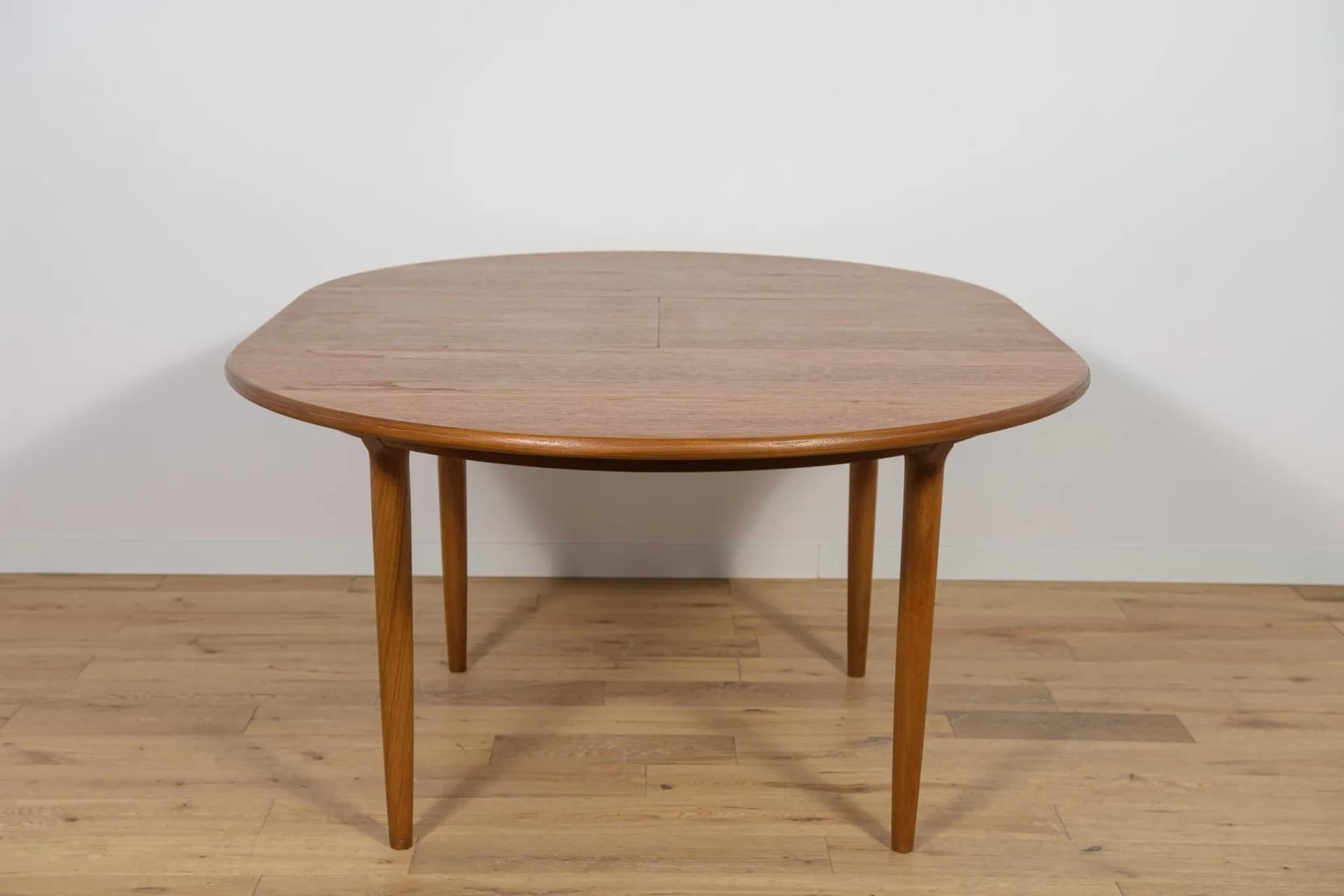 Round Extendable Table, brown teak, United Kingdom, 1960s. - 70297