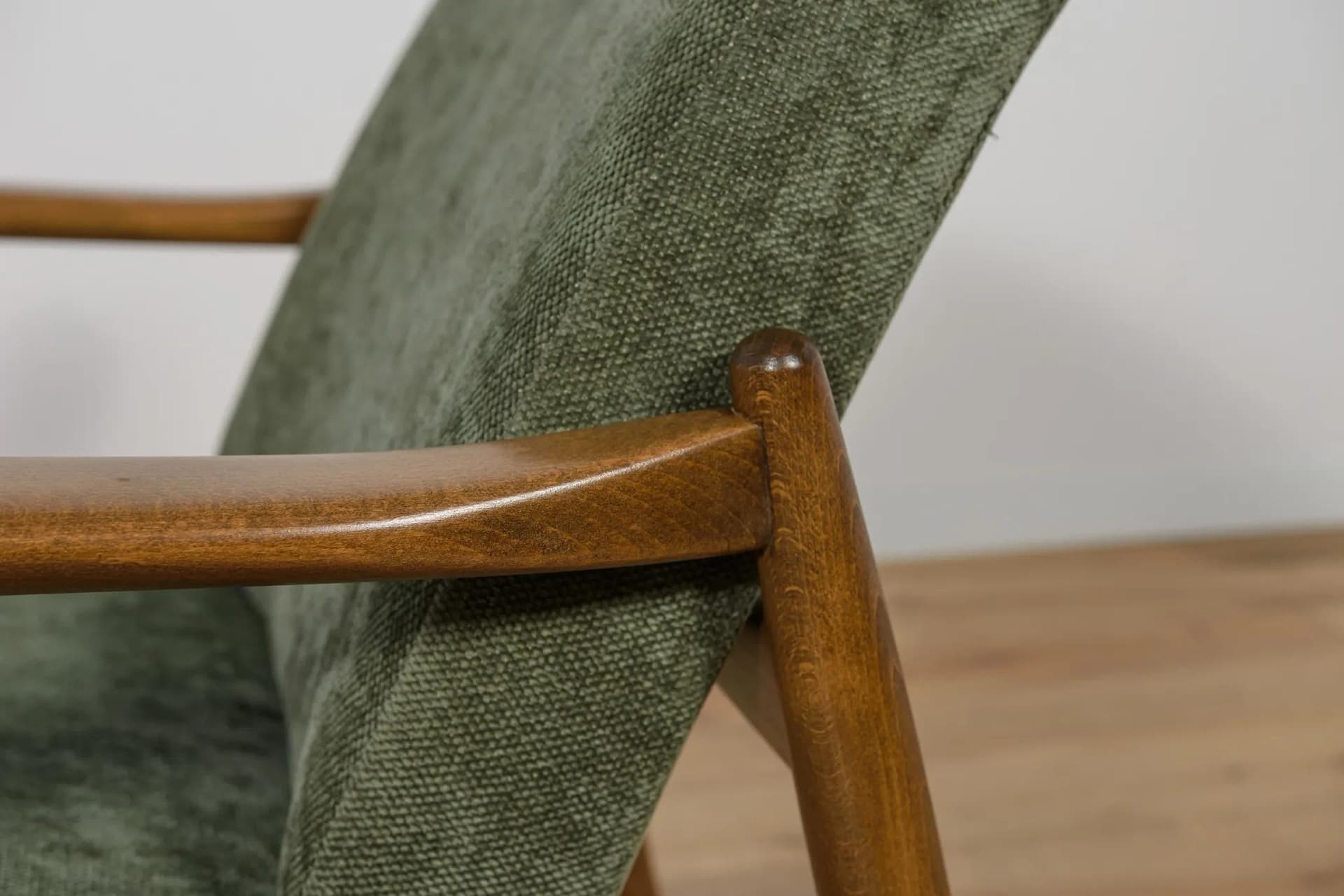 Fotel GFM-64, beech dąb, tkanina ciemnozielona, proj. E. Homa, Polska, lata 70. - 70292