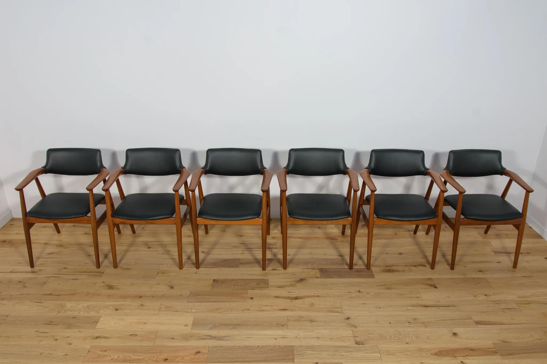 Komplet sześciu krzeseł Model GM 11, teak brązowy, skóra czarna, proj. Å. Eriksen, Glostrup Møbelfabrik, Dania, lata 60. - 70266