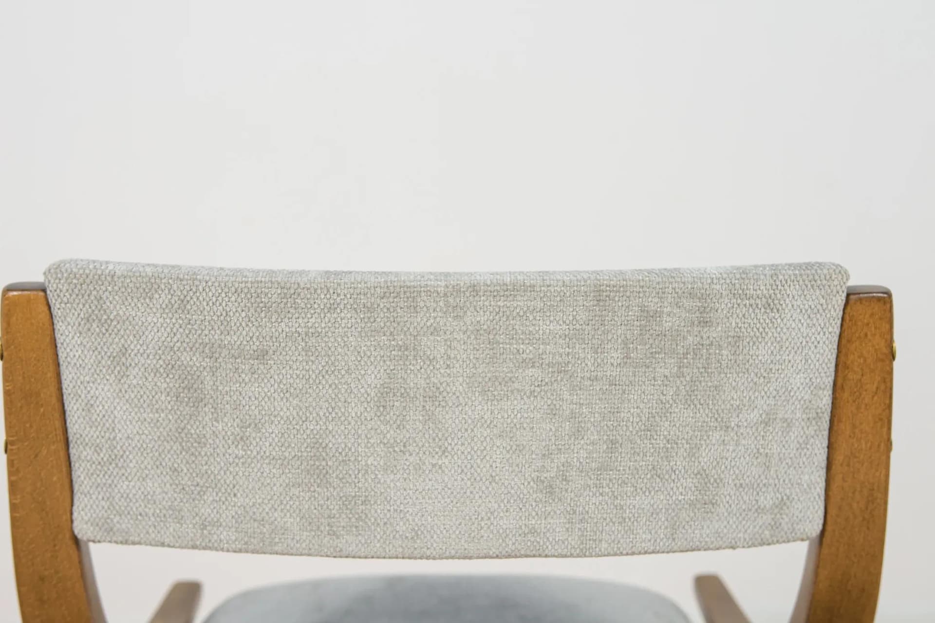 Komplet czterech krzeseł Skoczek, orzech, tkanina szara, proj. J. Kędziorek, Zamojska Fabryka Mebli, Polska, lata 70. - 70206