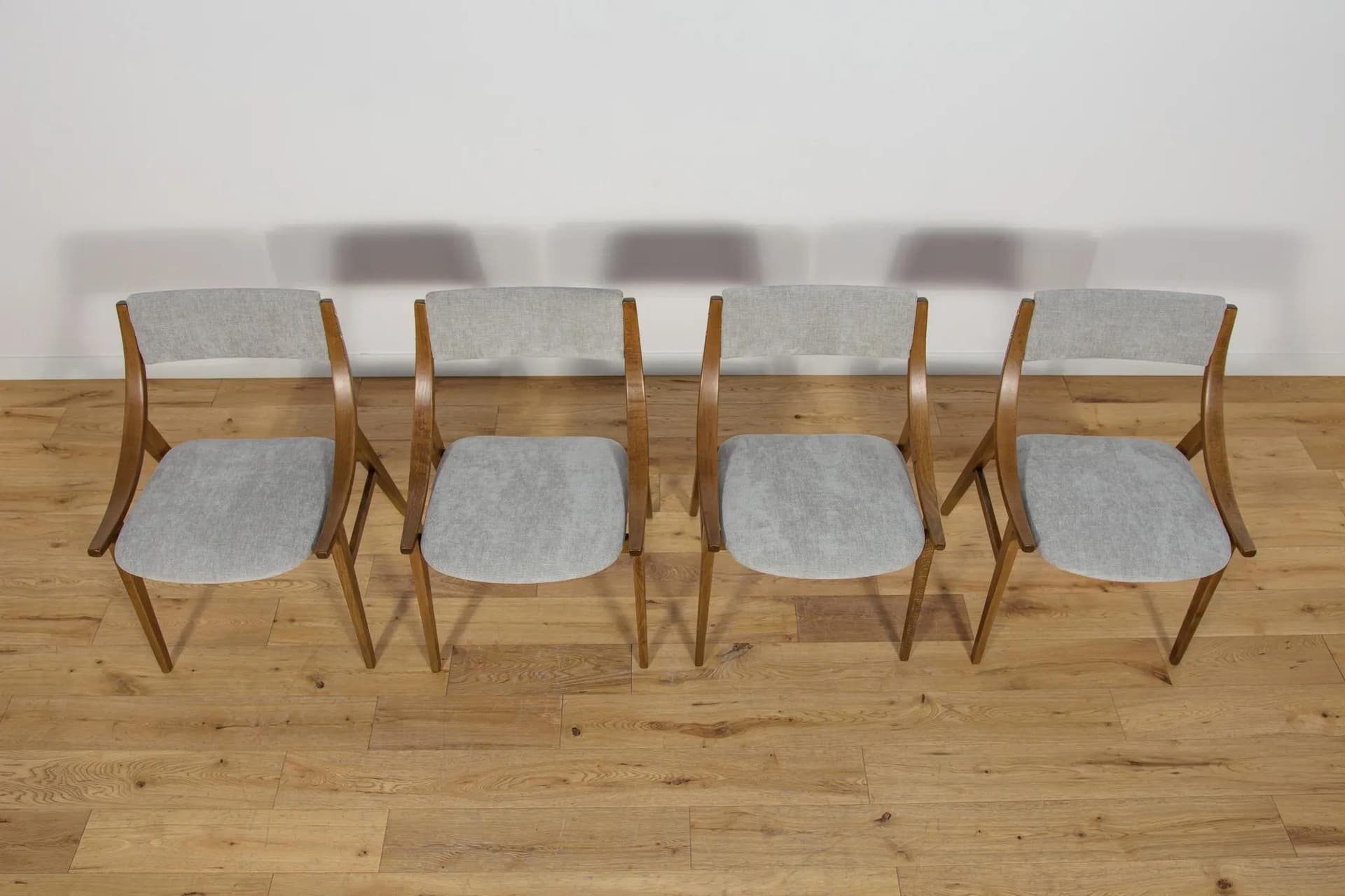 Komplet czterech krzeseł Skoczek, orzech, tkanina szara, proj. J. Kędziorek, Zamojska Fabryka Mebli, Polska, lata 70. - 70200