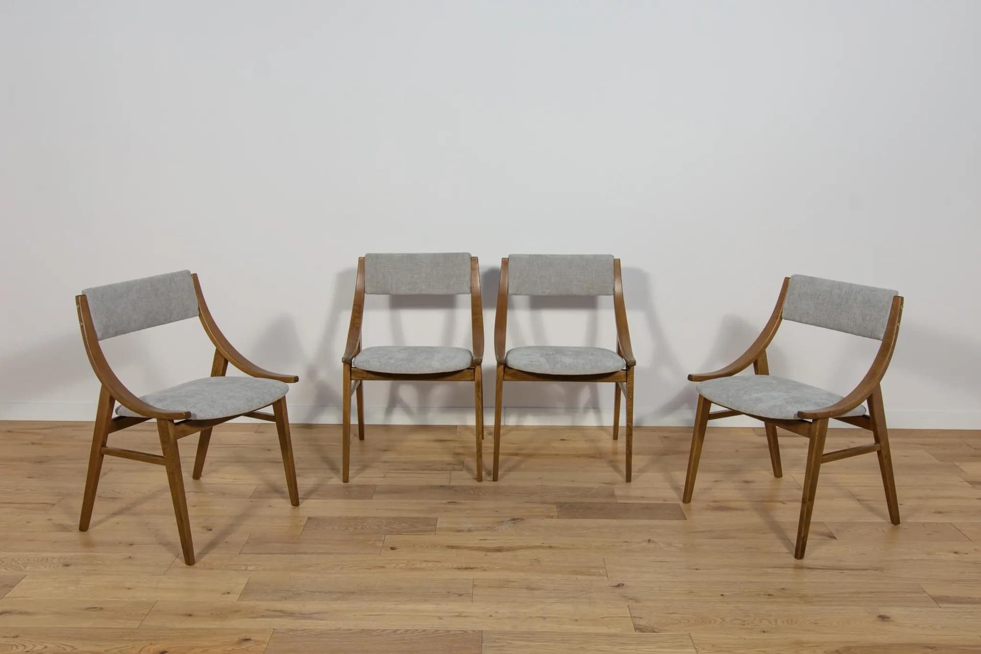 Komplet czterech krzeseł Skoczek, orzech, tkanina szara, proj. J. Kędziorek, Zamojska Fabryka Mebli, Polska, lata 70. - 70201
