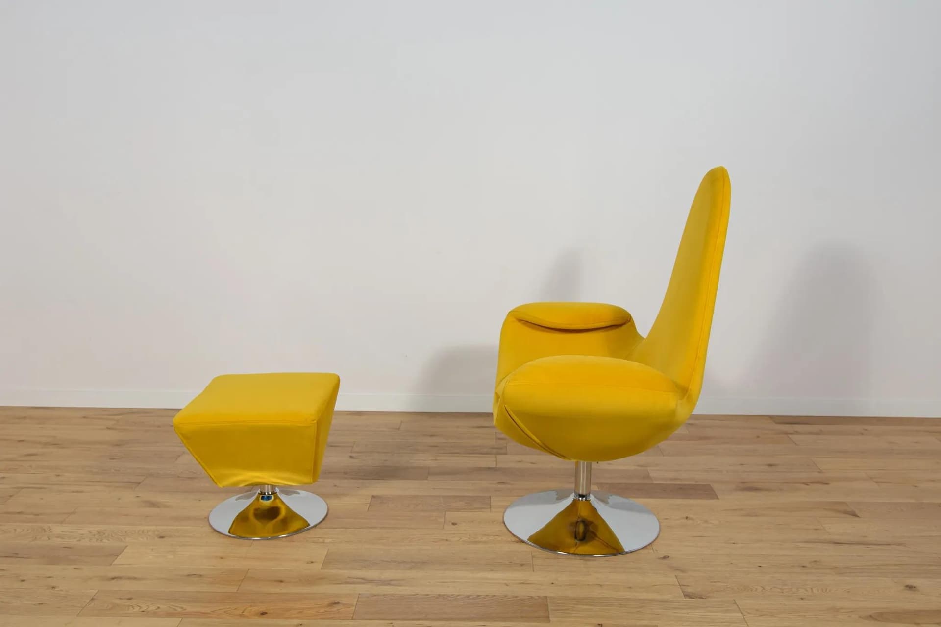 Fotel wypoczynkowy z podnóżkiem Space Age, velvet żółty, MayFame, Dania, lata 2000. - 70189