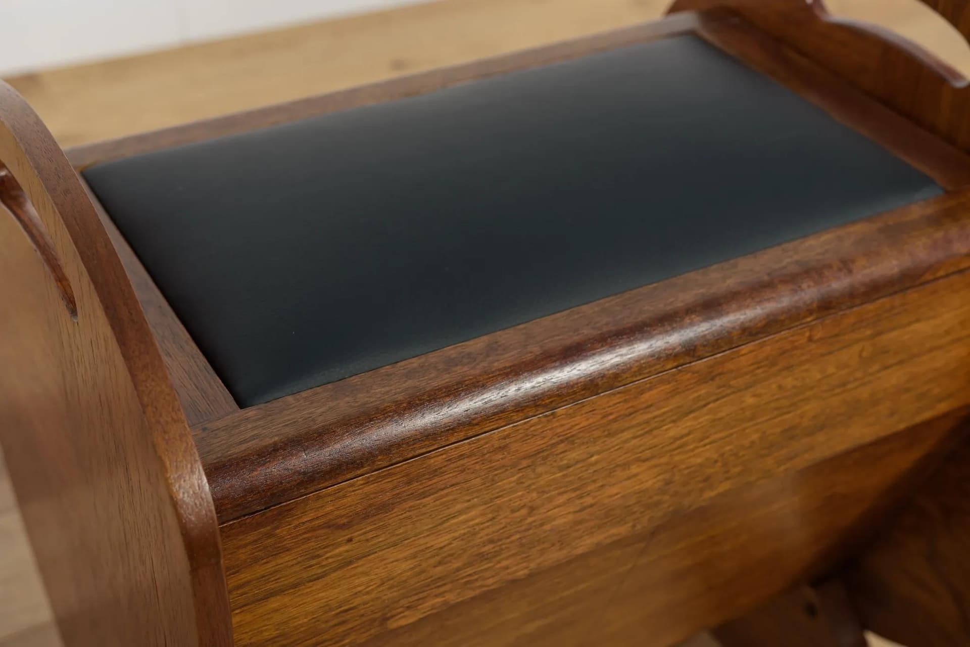 Pufa Art Deco, orzech brązowy, skóra czarna, Wielka Brytania, lata 30. - 70160