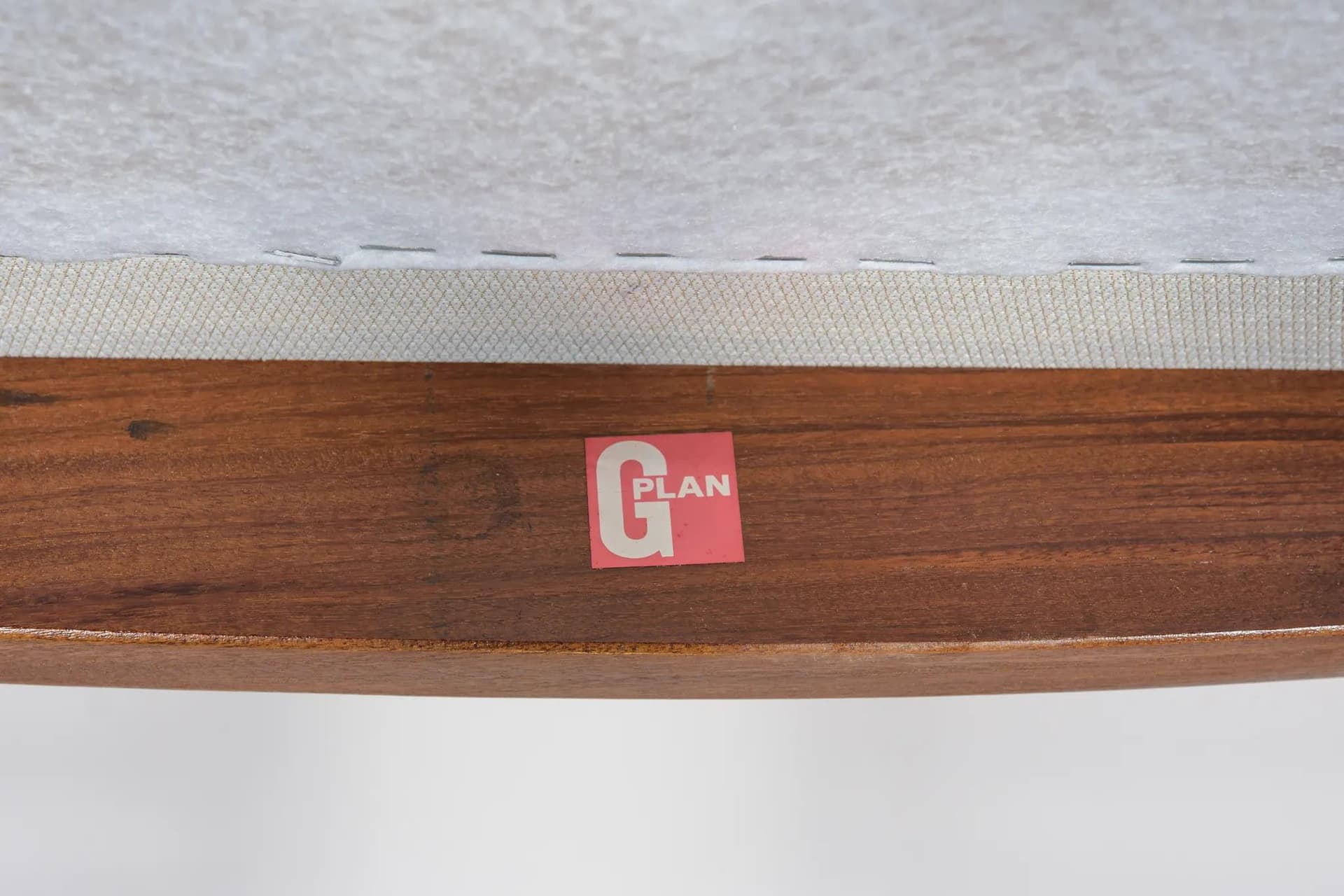 Komplet czterech krzeseł, teak brązowy jasny, tapicerka kremowa, proj. V. Wilkins, G-Plan, Wielka Brytania, lata 60. - 70141