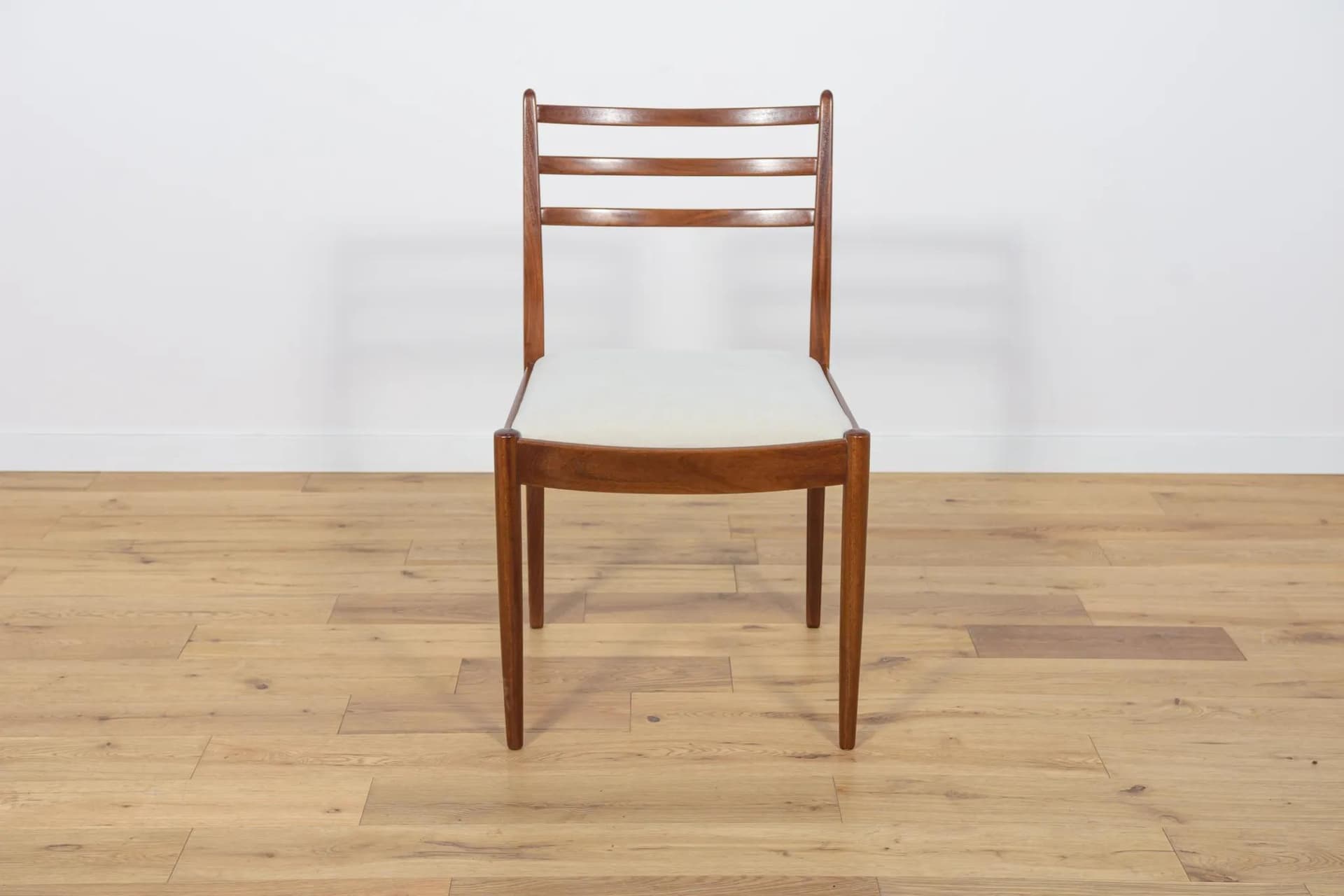 Komplet czterech krzeseł, teak brązowy jasny, tapicerka kremowa, proj. V. Wilkins, G-Plan, Wielka Brytania, lata 60. - 70139