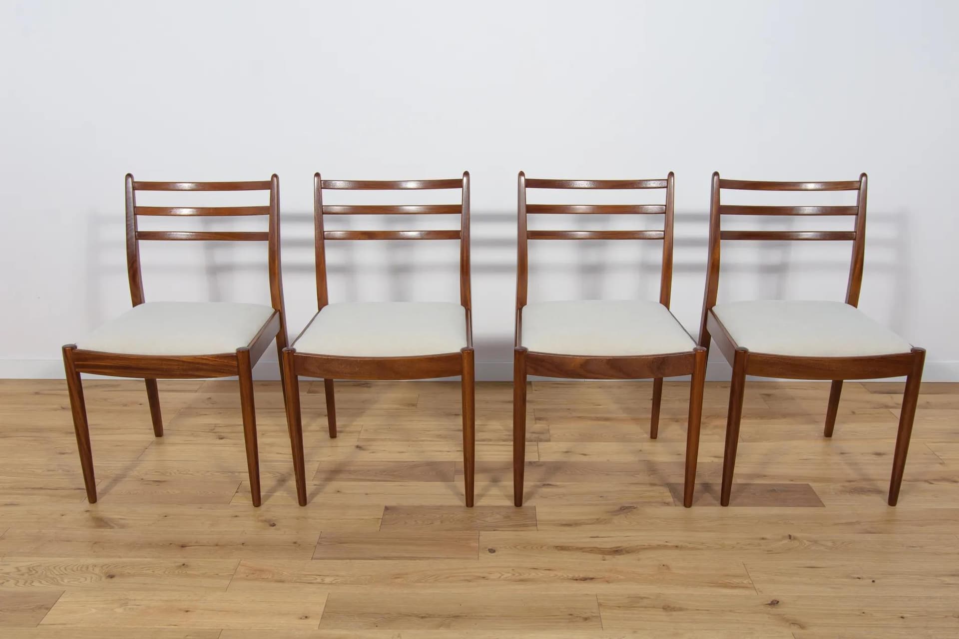 Komplet czterech krzeseł, teak brązowy jasny, tapicerka kremowa, proj. V. Wilkins, G-Plan, Wielka Brytania, lata 60. - 70137