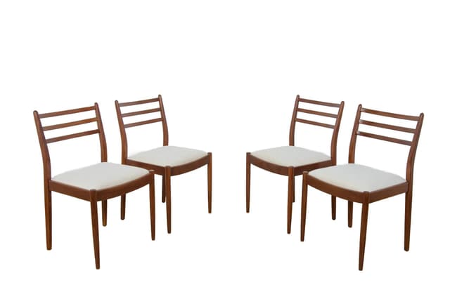 Komplet czterech krzeseł, teak brązowy jasny, tapicerka kremowa, proj. V. Wilkins, G-Plan, Wielka Brytania, lata 60. - WYMIARY