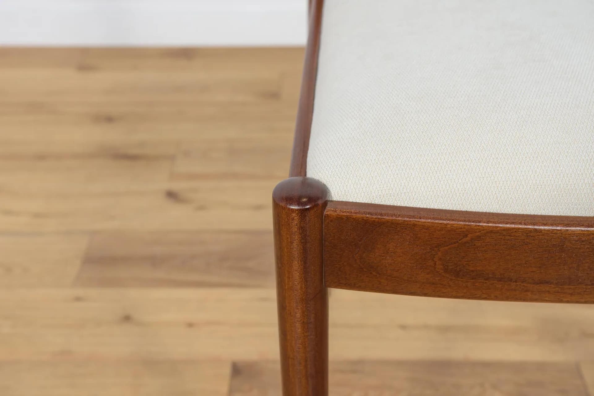 Komplet czterech krzeseł, teak brązowy jasny, tapicerka kremowa, proj. V. Wilkins, G-Plan, Wielka Brytania, lata 60. - 70142