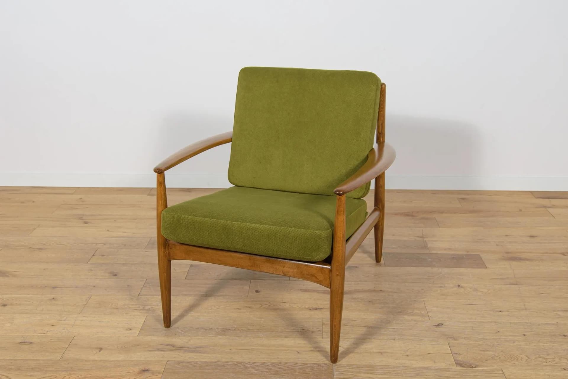 Armchair Model 118, green wool, brown beech, by G. Jalk, France & Son, Denmark, 1960s. - 70128