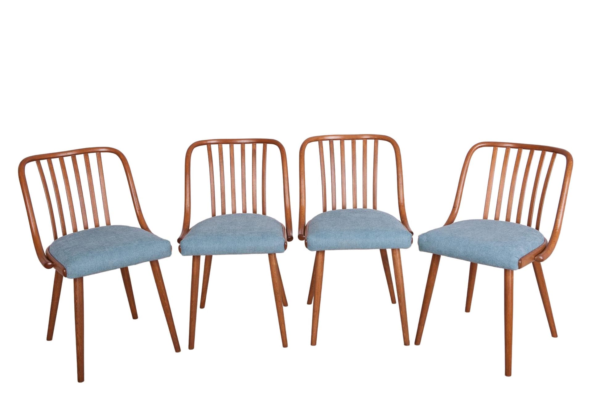 Komplet czterech krzeseł, drewno dąb, tkanina niebieska, proj. A. Šuman, TON, Czechy, lata 60.