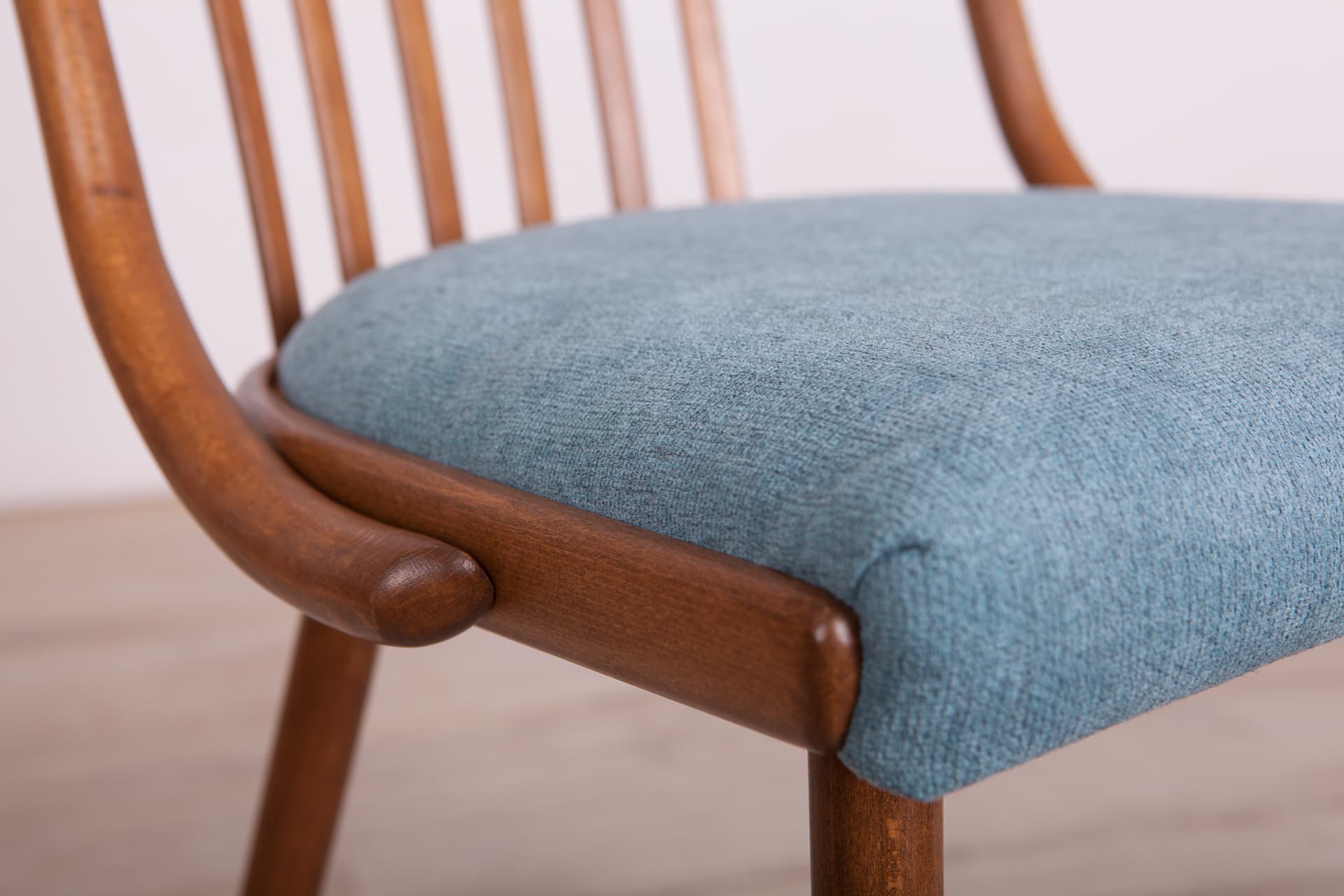 Komplet czterech krzeseł, drewno dąb, tkanina niebieska, proj. A. Šuman, TON, Czechy, lata 60. - 70086