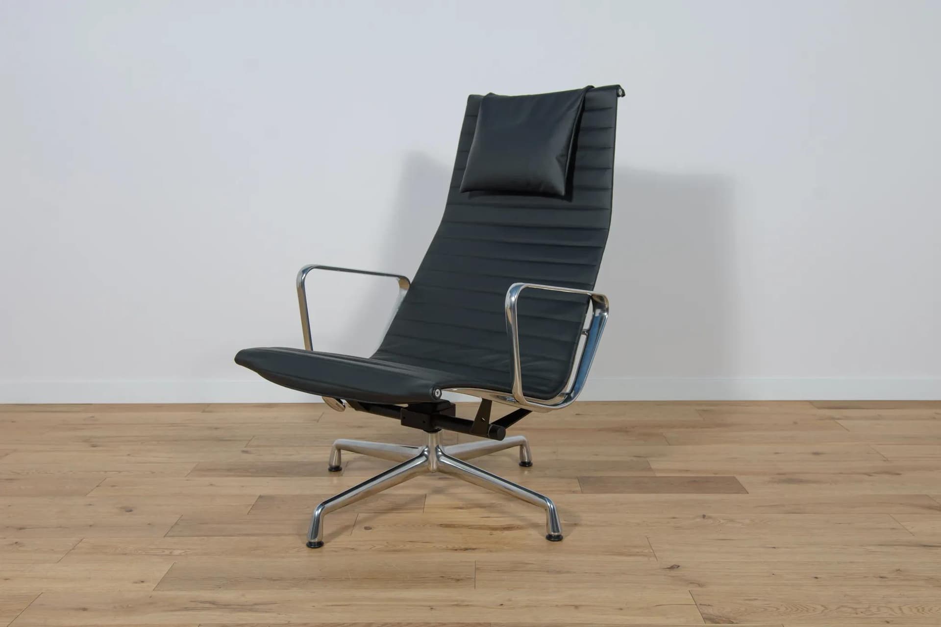 Lounge chair and ottoman EA124 & EA125, black leather, aluminium, by C. & R. Eames, Vitra, Germany, 1980s. - 70068