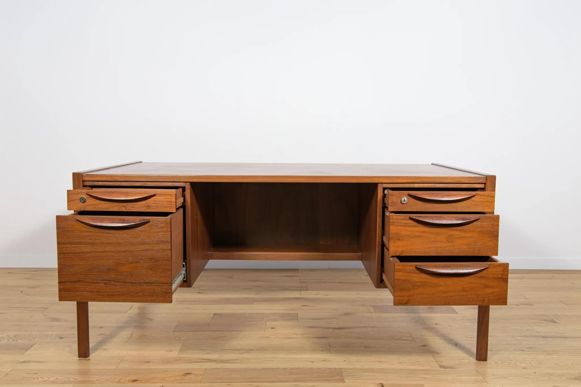 Biurko, orzech brązowy, proj. J. Risom, Stany Zjednoczone, lata 60. - 70023