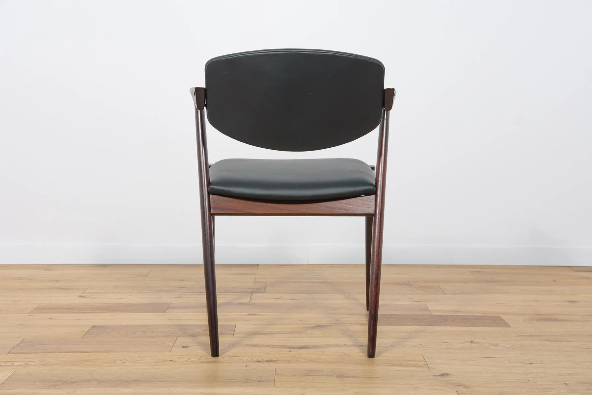 Komplet sześciu krzeseł Model 42, palisander ciemny brąz, skóra czarna, proj. K. Kristiansen, Dania, lata 60. - 69994