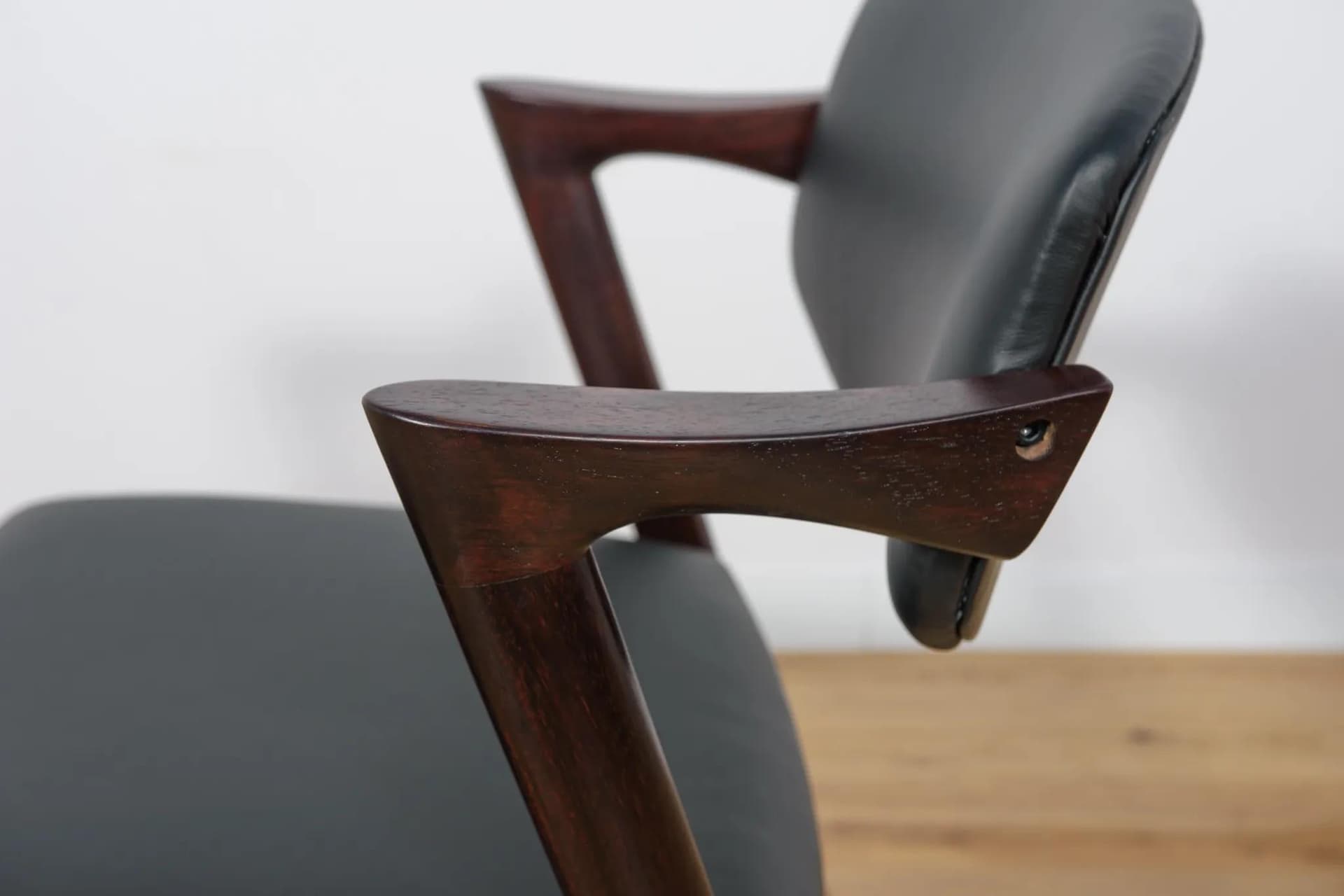 Komplet sześciu krzeseł Model 42, palisander ciemny brąz, skóra czarna, proj. K. Kristiansen, Dania, lata 60. - 69991