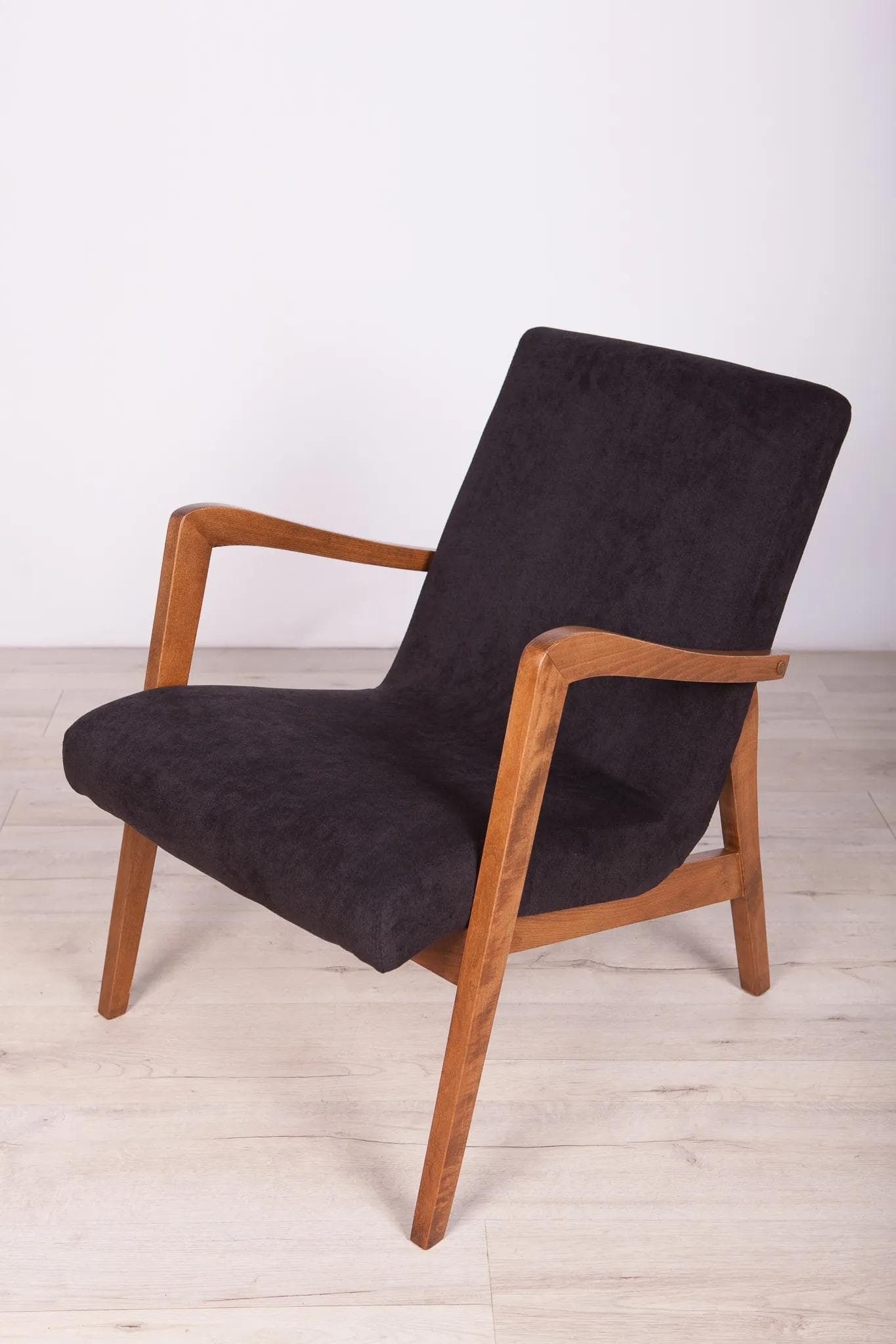 Para foteli typ 300-138, buk, tkanina czarna, Bystrzyckie Fabryki Mebli, Polska, lata 60. - 69909